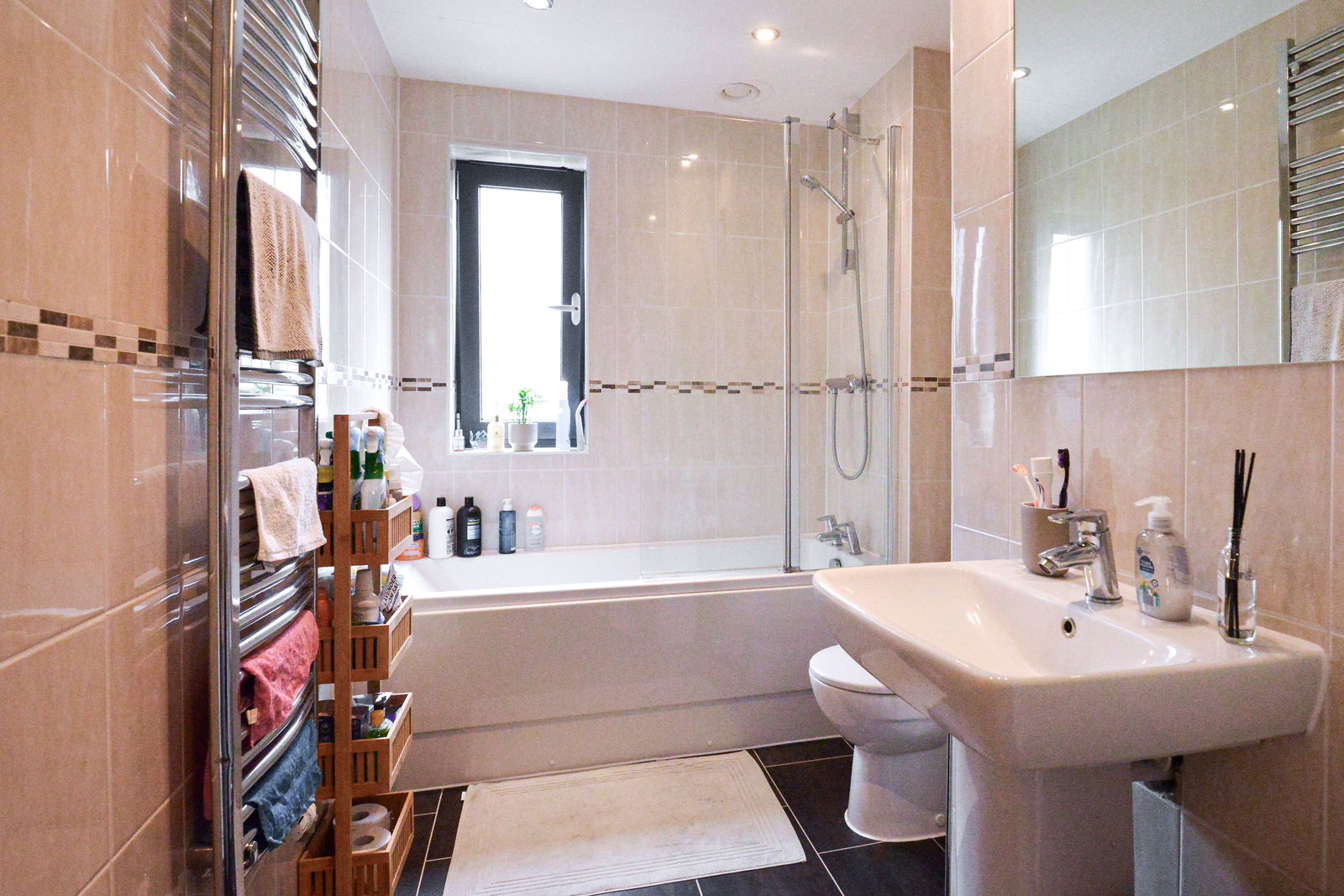 1 bed flat to rent in Walnut Tree Close, Guildford  - Property Image 4