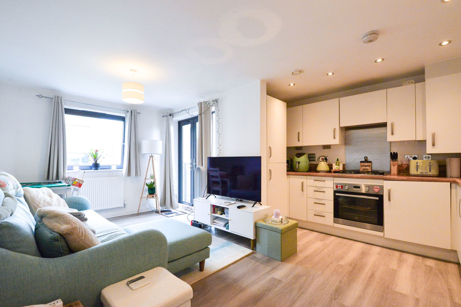 1 bed flat to rent in Walnut Tree Close, Guildford  - Property Image 2