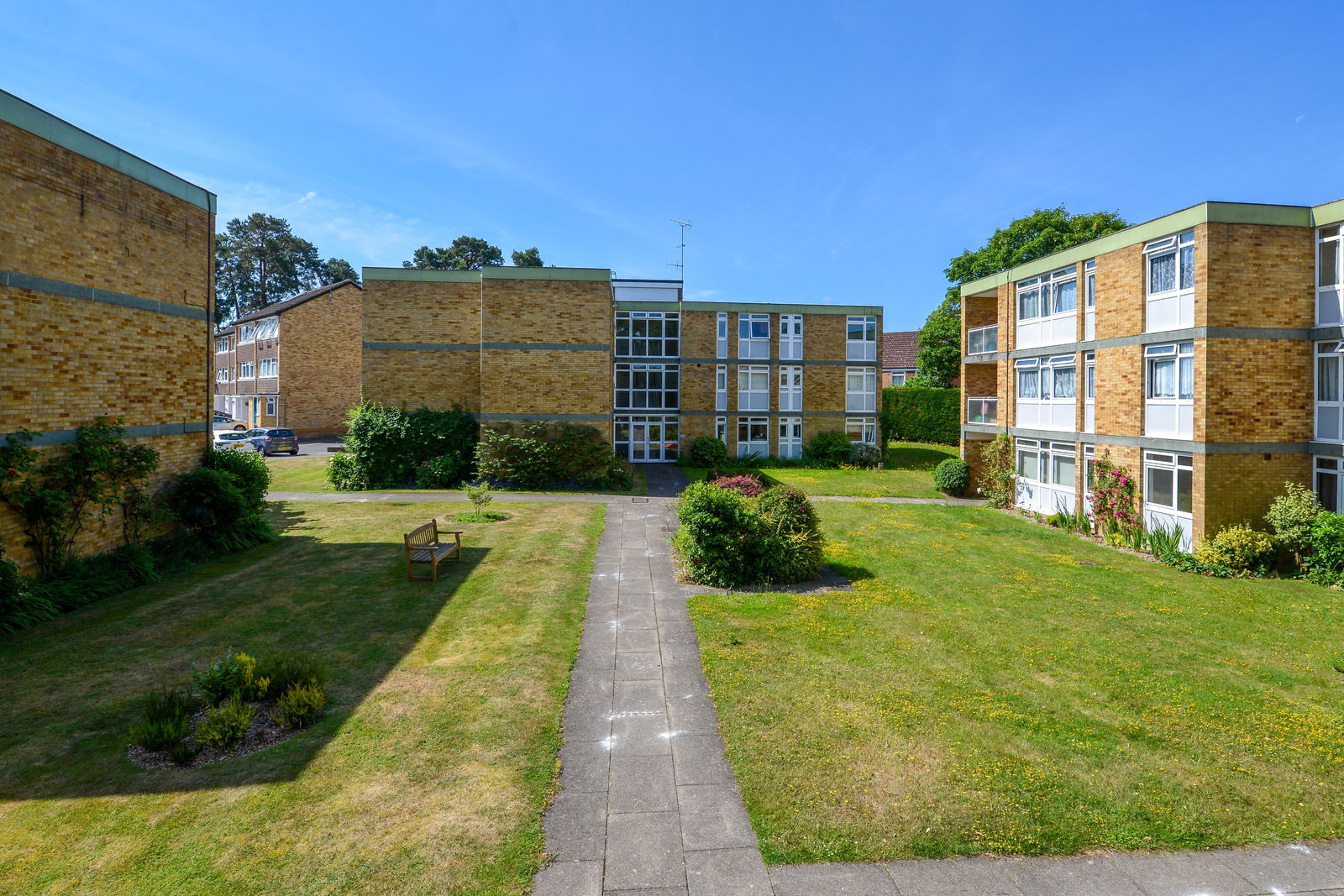2 bed flat to rent in Chobham Road, Woking, GU21