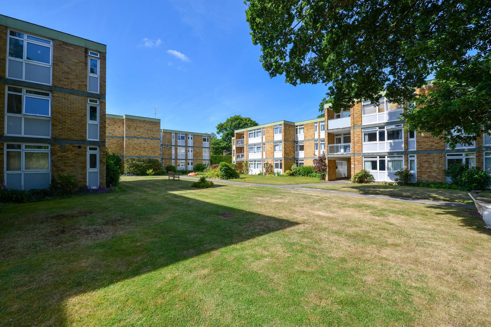 2 bed flat to rent in Chobham Road, Woking, GU21 4AX  - Property Image 2
