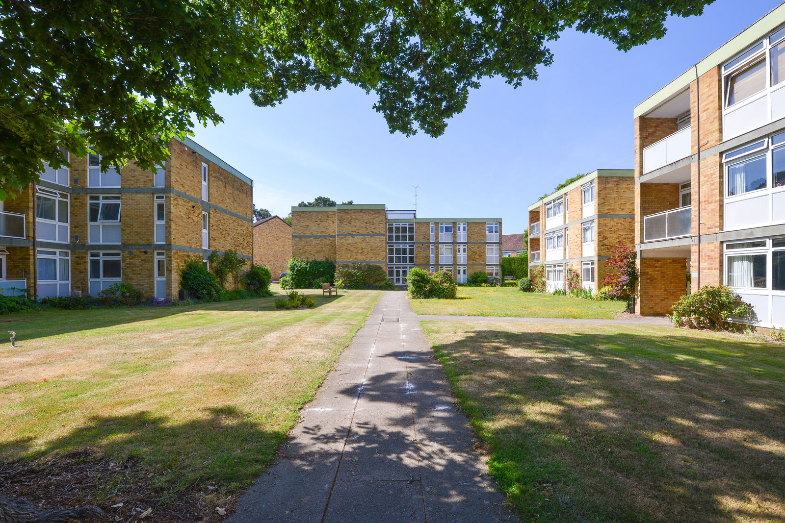 2 bed flat to rent in Chobham Road, Woking, GU21 4AX  - Property Image 14