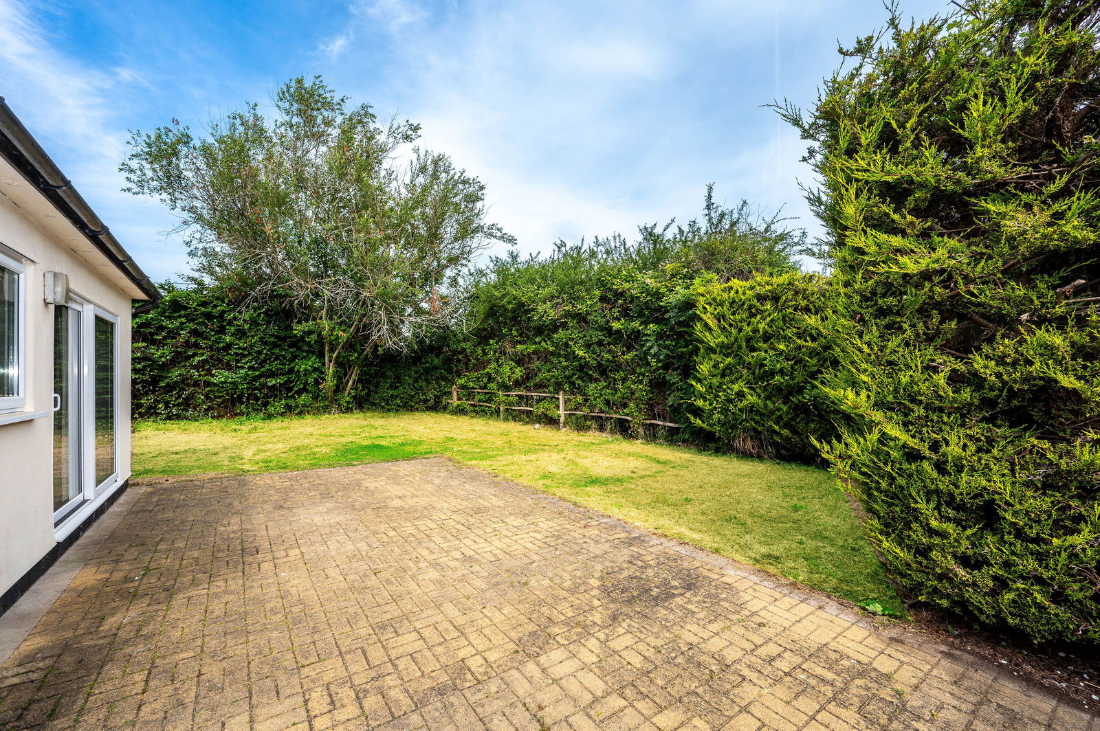 4 bed detached house to rent in Pound Lane, Wood Street Village, Guildford, GU3 3DT  - Property Image 2