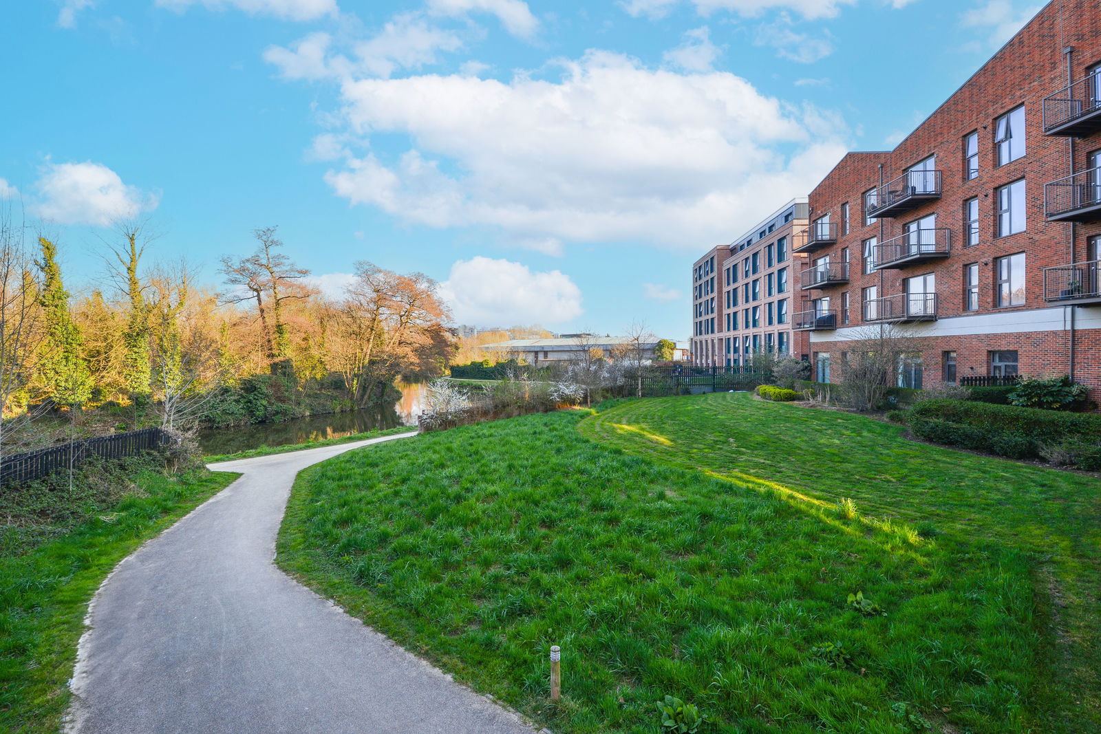 2 bed flat to rent in Walnut Tree Close, Guildford, GU1 4TT  - Property Image 1