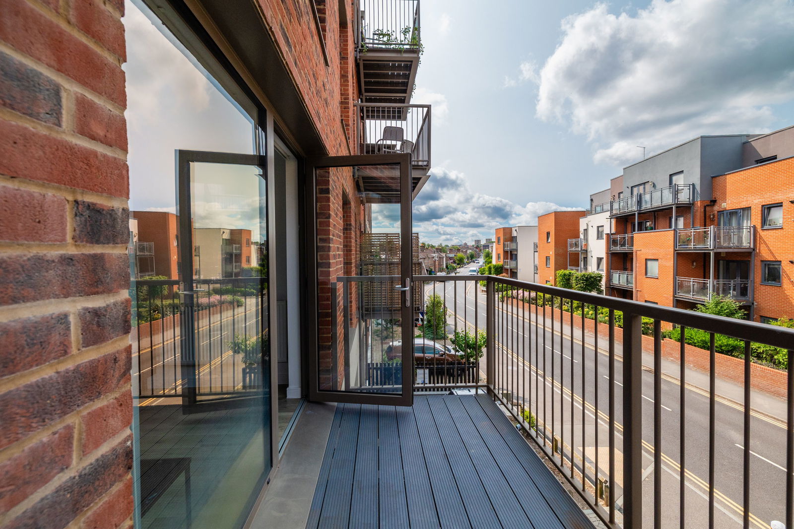 2 bed flat to rent in Walnut Tree Close, Guildford, GU1 4TT  - Property Image 3