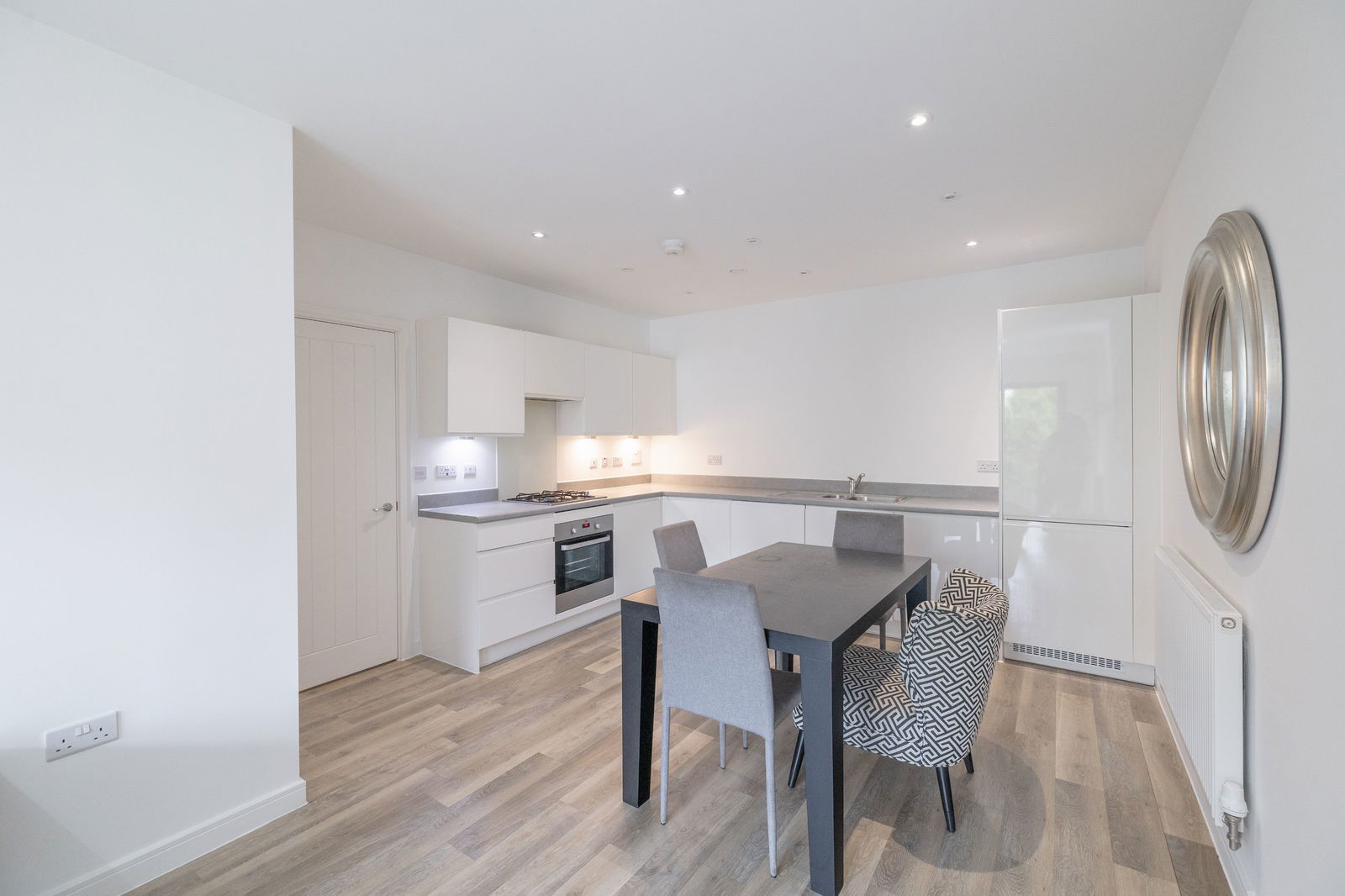 2 bed flat to rent in Walnut Tree Close, Guildford, GU1 4TT  - Property Image 4