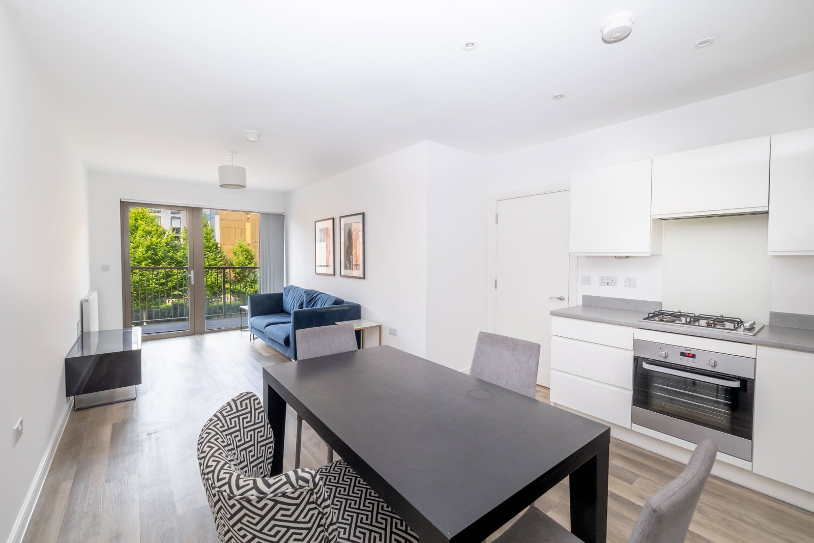 2 bed flat to rent in Walnut Tree Close, Guildford, GU1 4TT