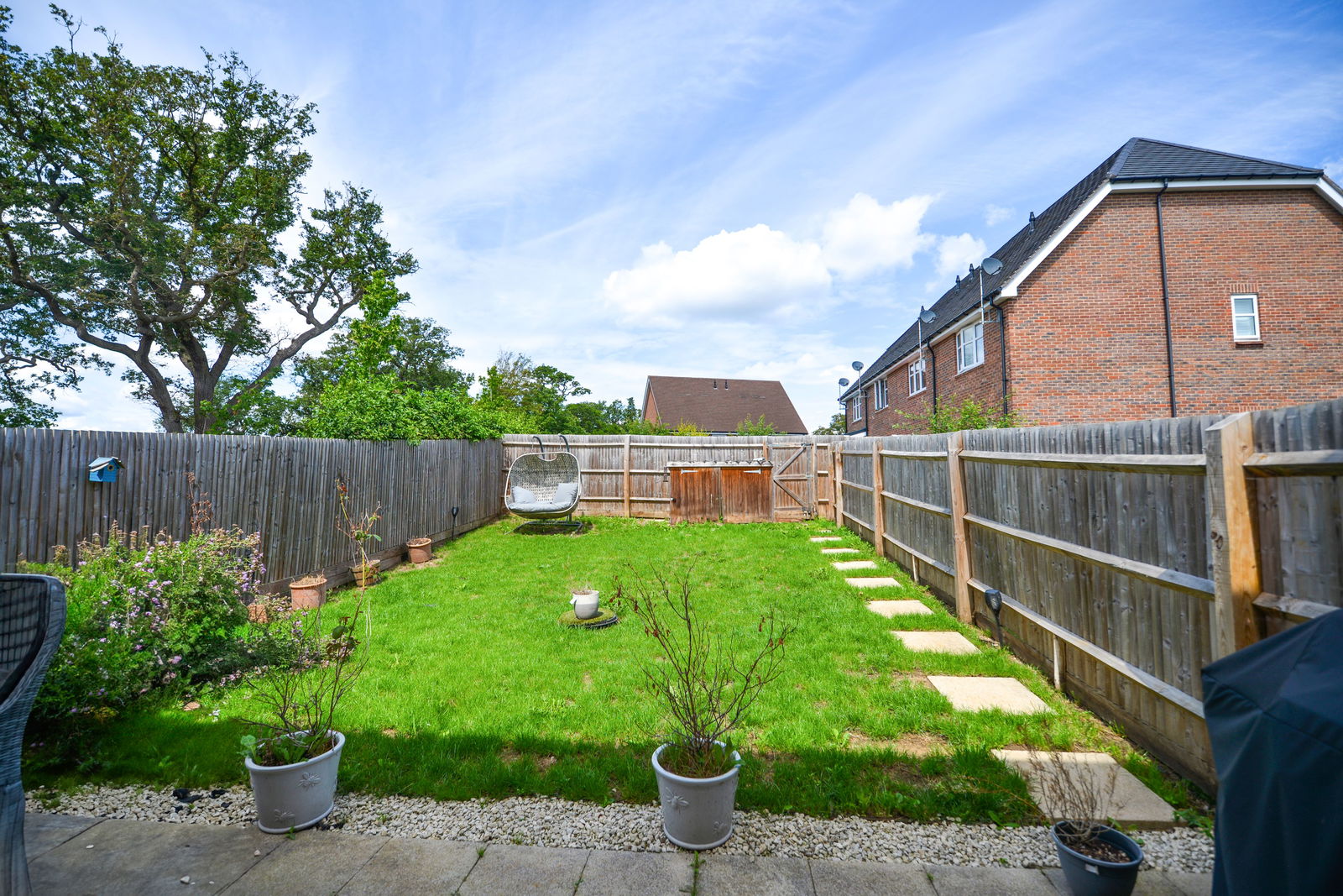 3 bed terraced house to rent, Leatherhead 3