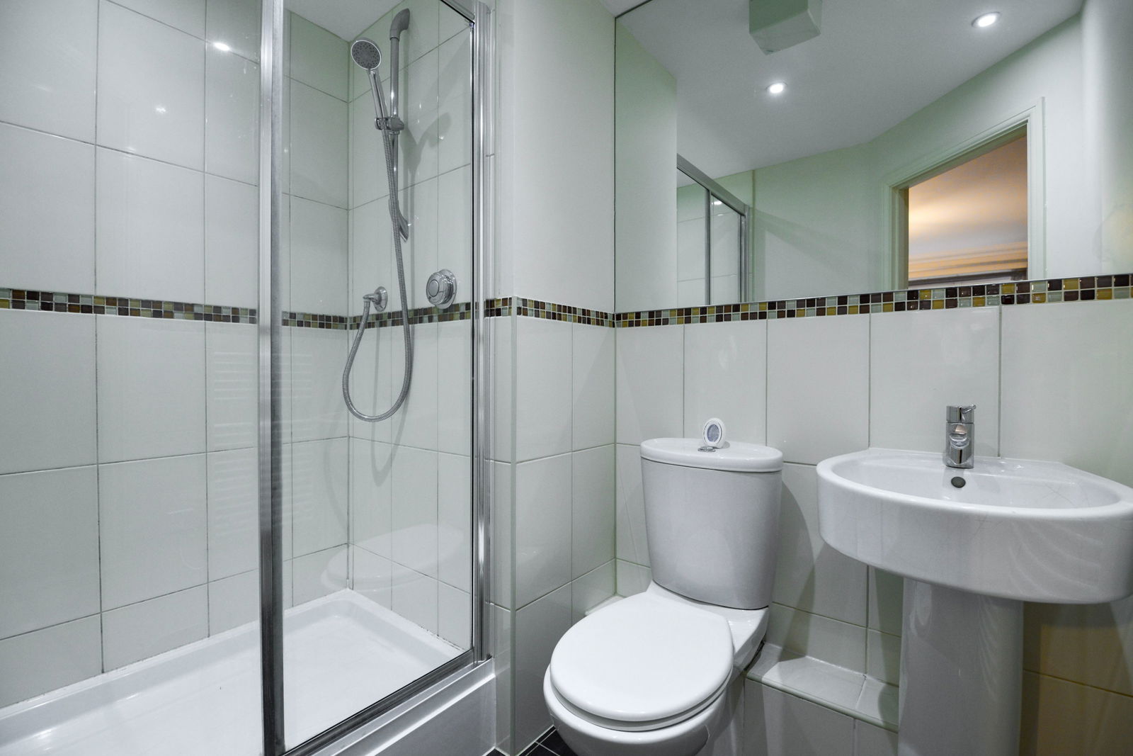 2 bed flat for sale in Lindfield Gardens, Guildford 7