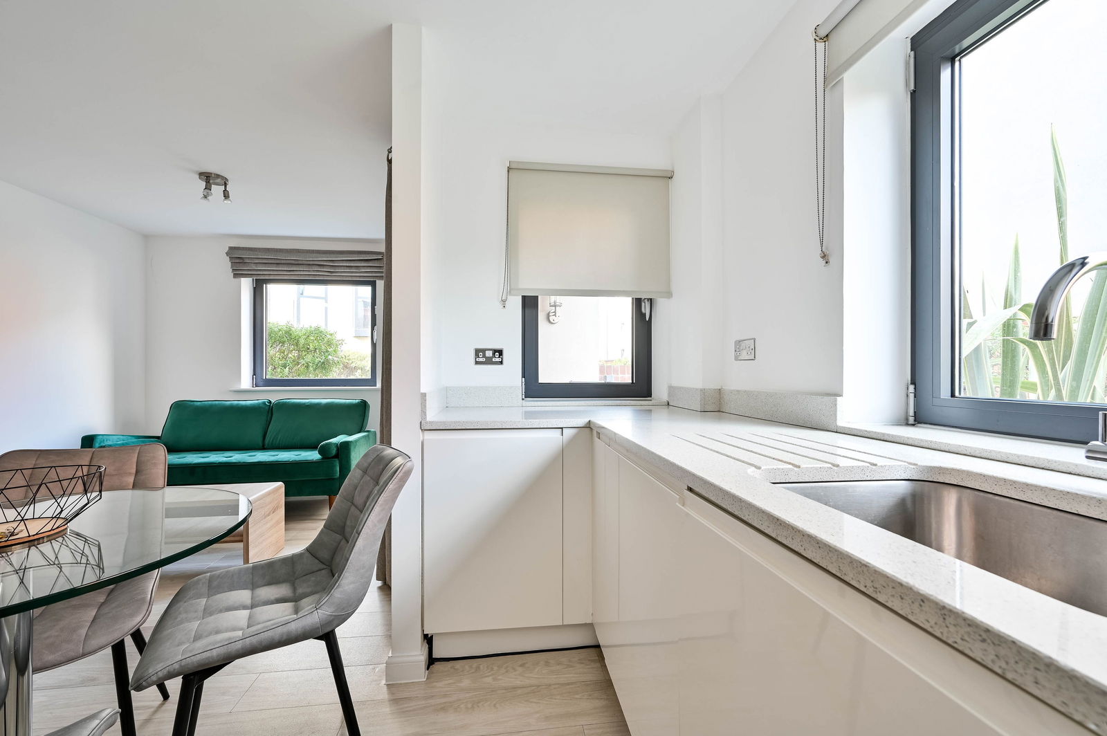 2 bed flat for sale in Walnut Tree Close, Guildford  - Property Image 4