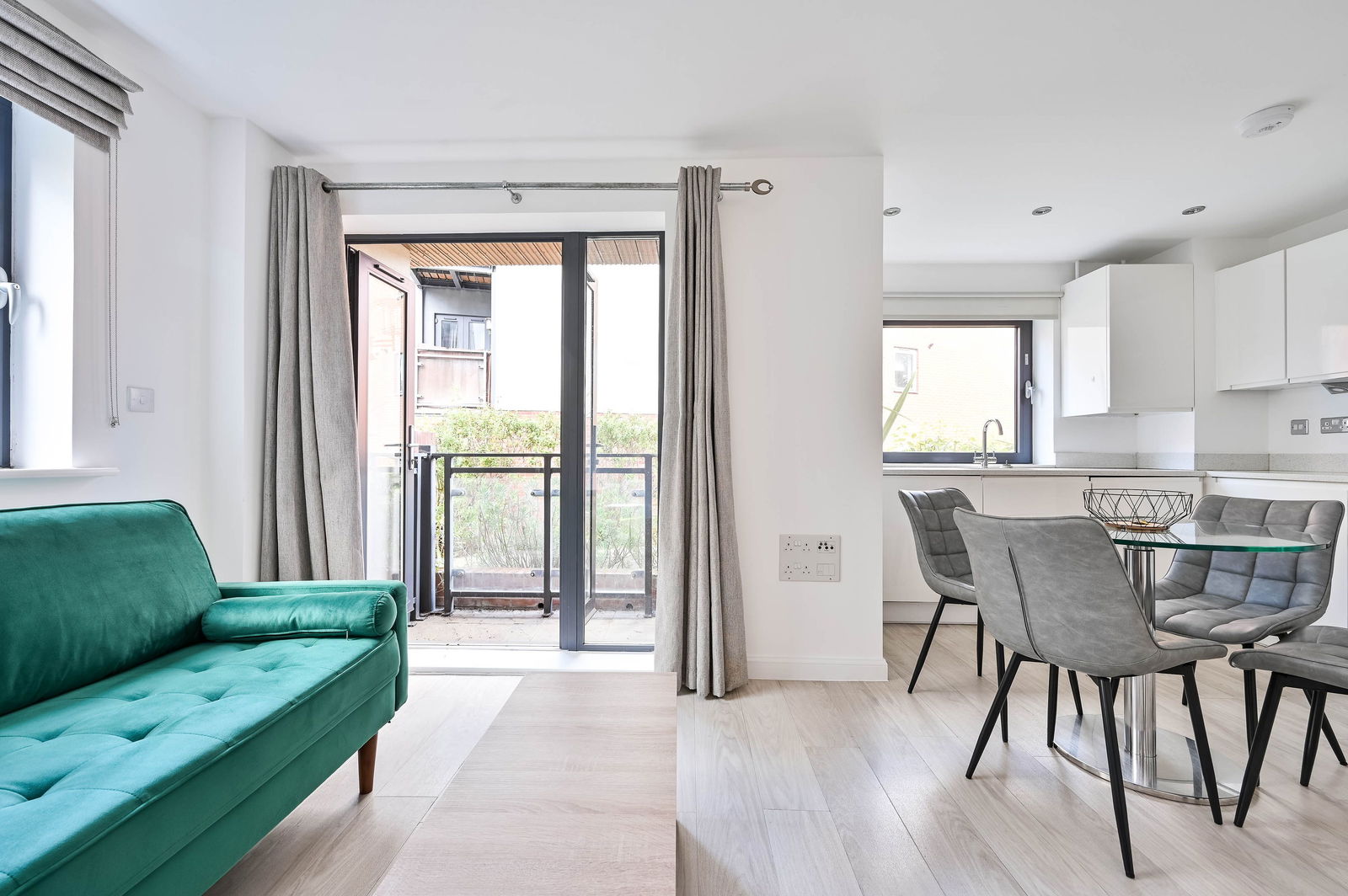 2 bed flat for sale in Walnut Tree Close, Guildford  - Property Image 3