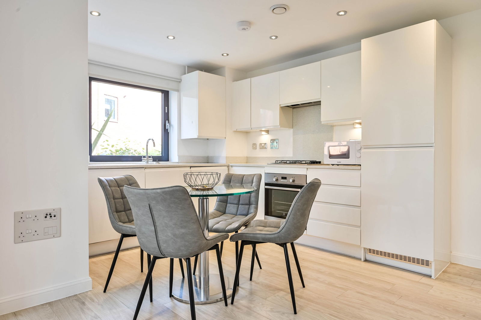 2 bed flat for sale in Walnut Tree Close, Guildford  - Property Image 6