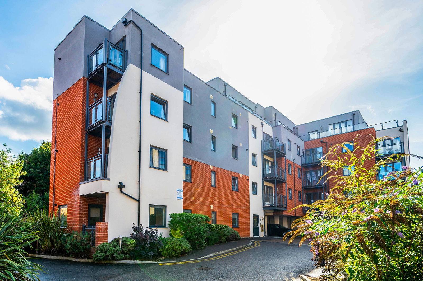2 bed flat for sale in Walnut Tree Close, Guildford, GU1 