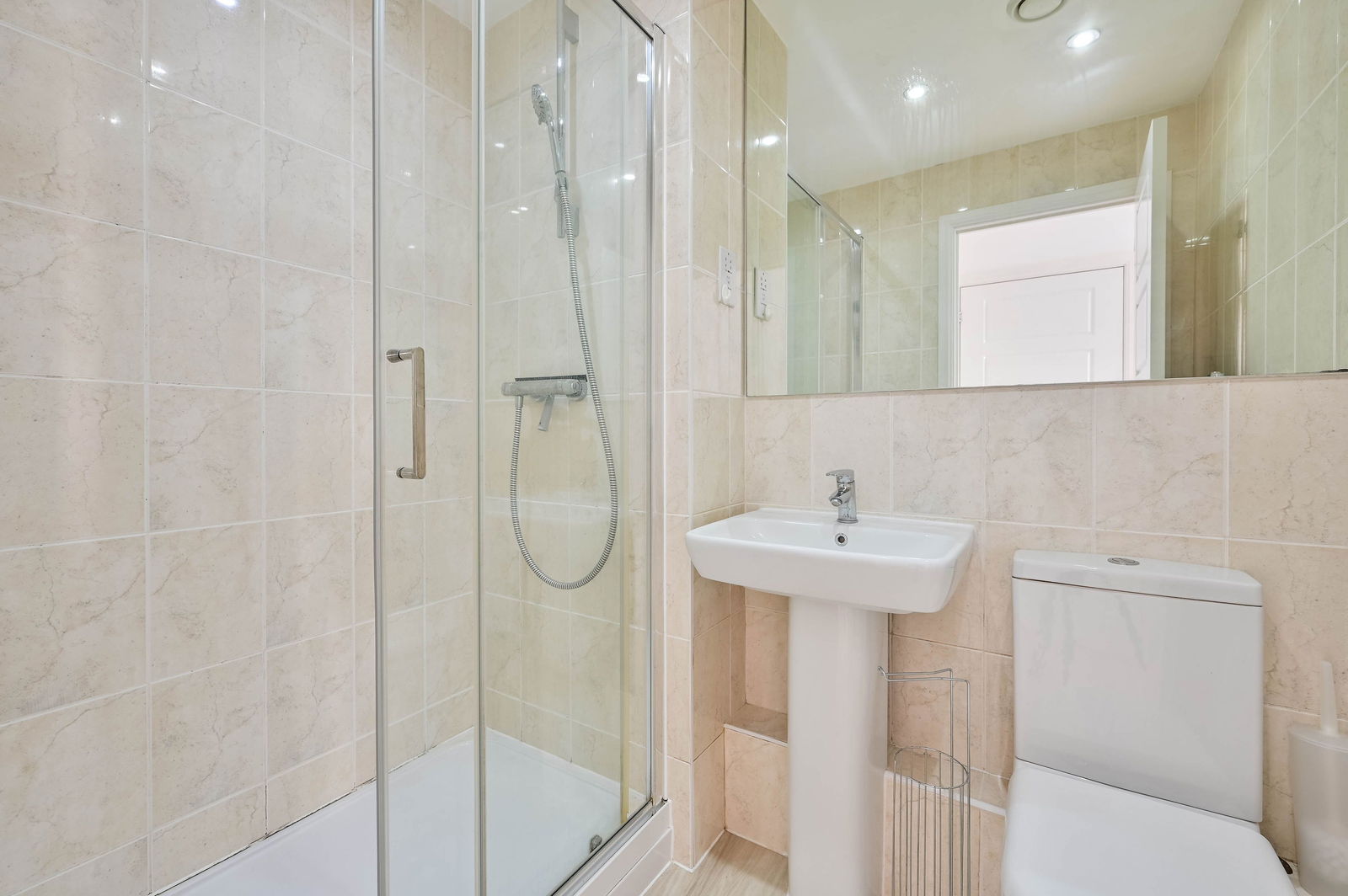 2 bed flat for sale in Walnut Tree Close, Guildford  - Property Image 11