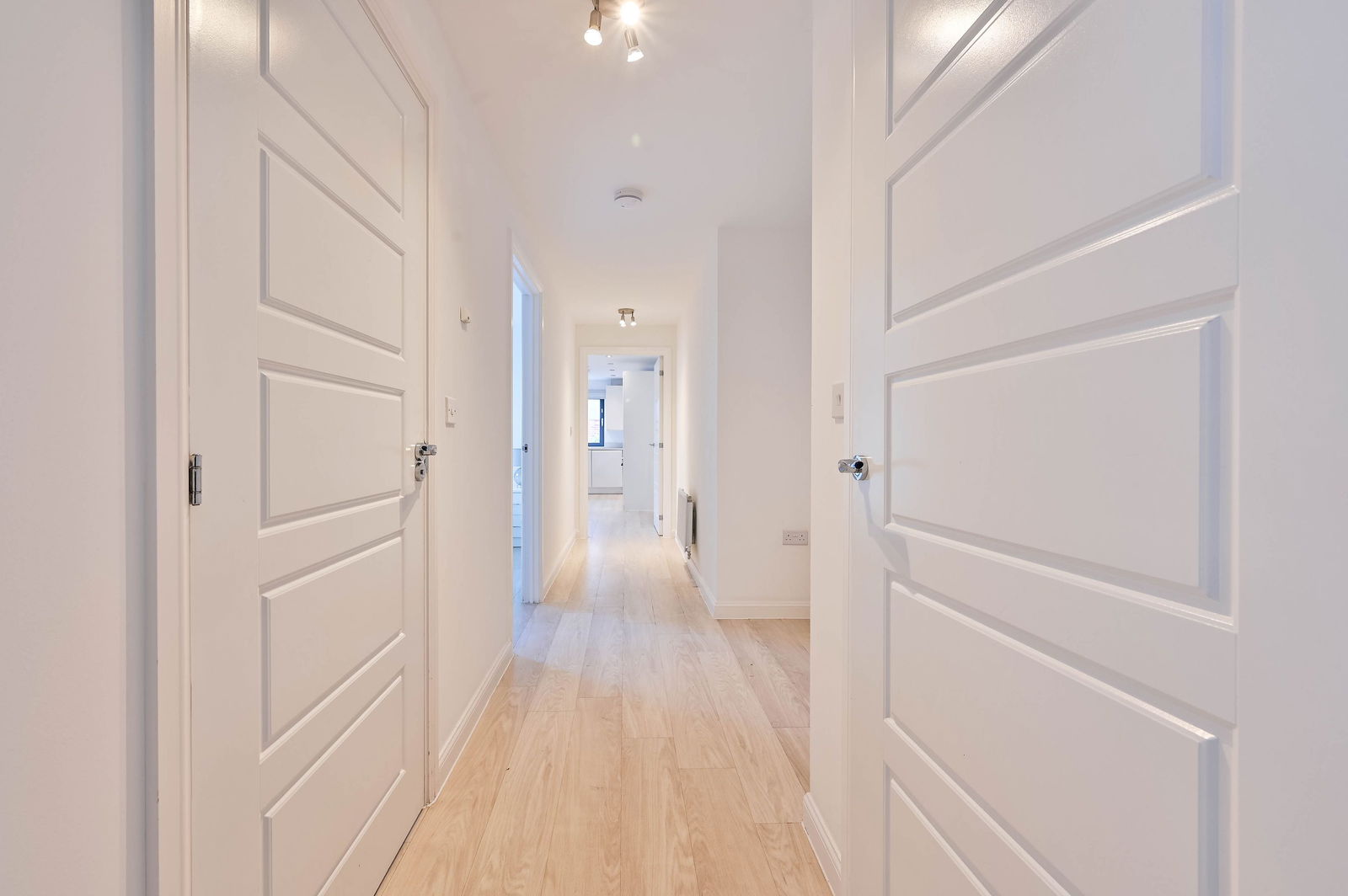 2 bed flat for sale in Walnut Tree Close, Guildford  - Property Image 12