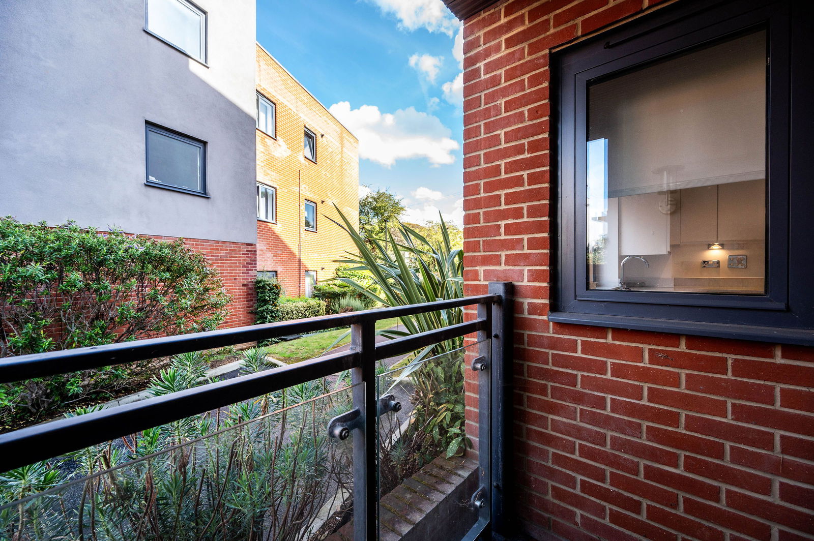 2 bed flat for sale in Walnut Tree Close, Guildford  - Property Image 7