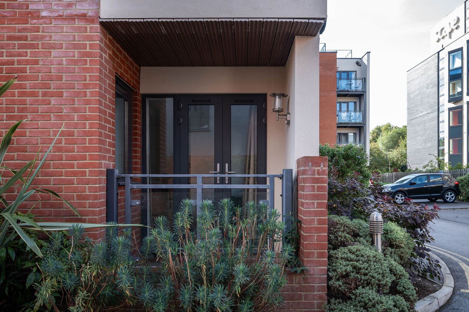 2 bed flat for sale in Walnut Tree Close, Guildford 7