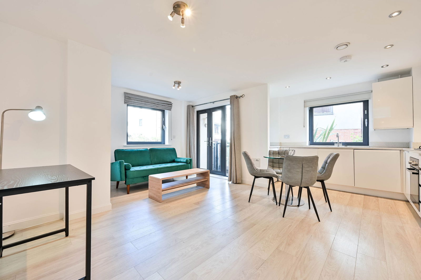 2 bed flat for sale in Walnut Tree Close, Guildford  - Property Image 2