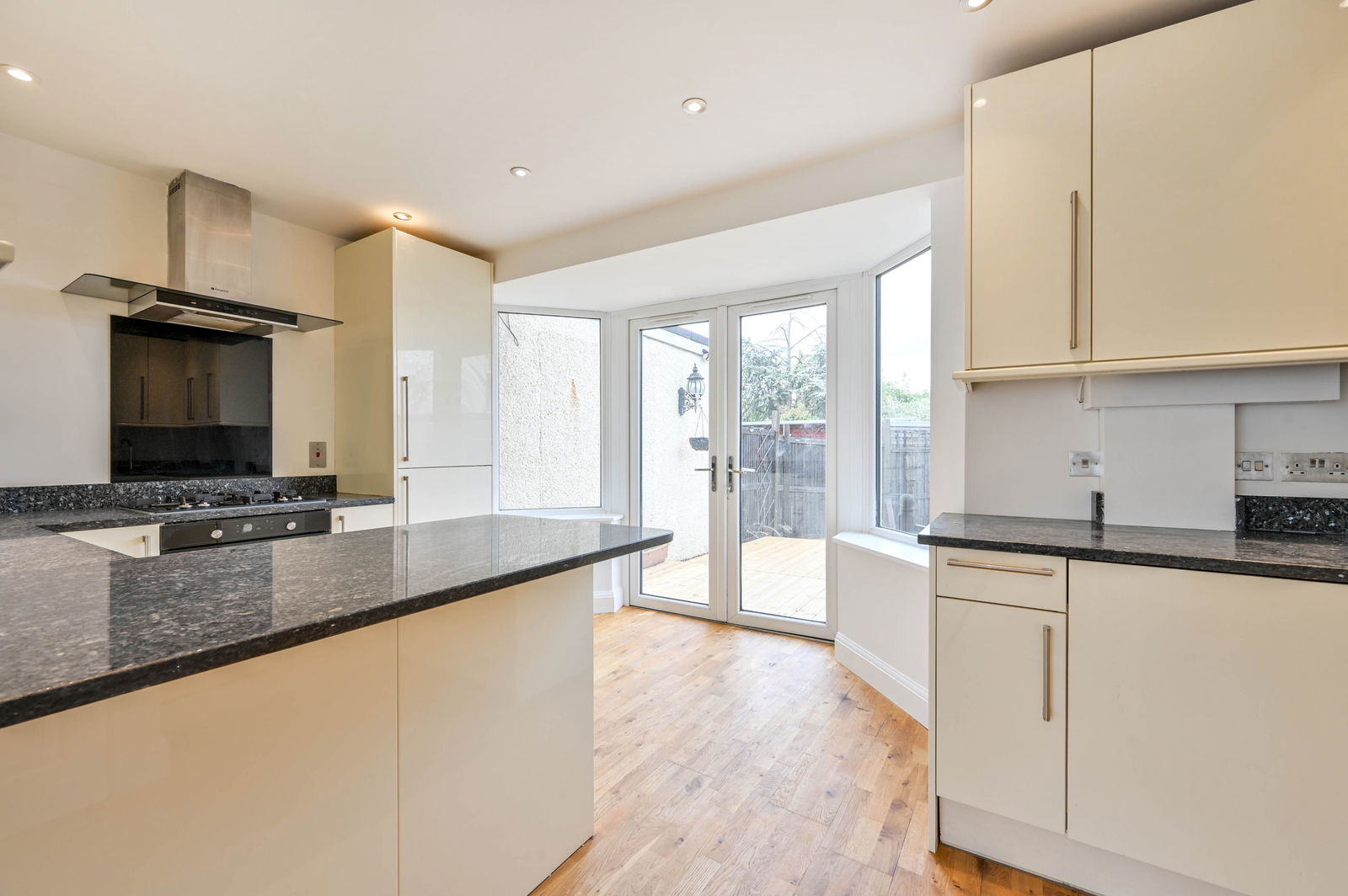 3 bed semi-detached house for sale in Windsor Avenue, Sutton  - Property Image 3