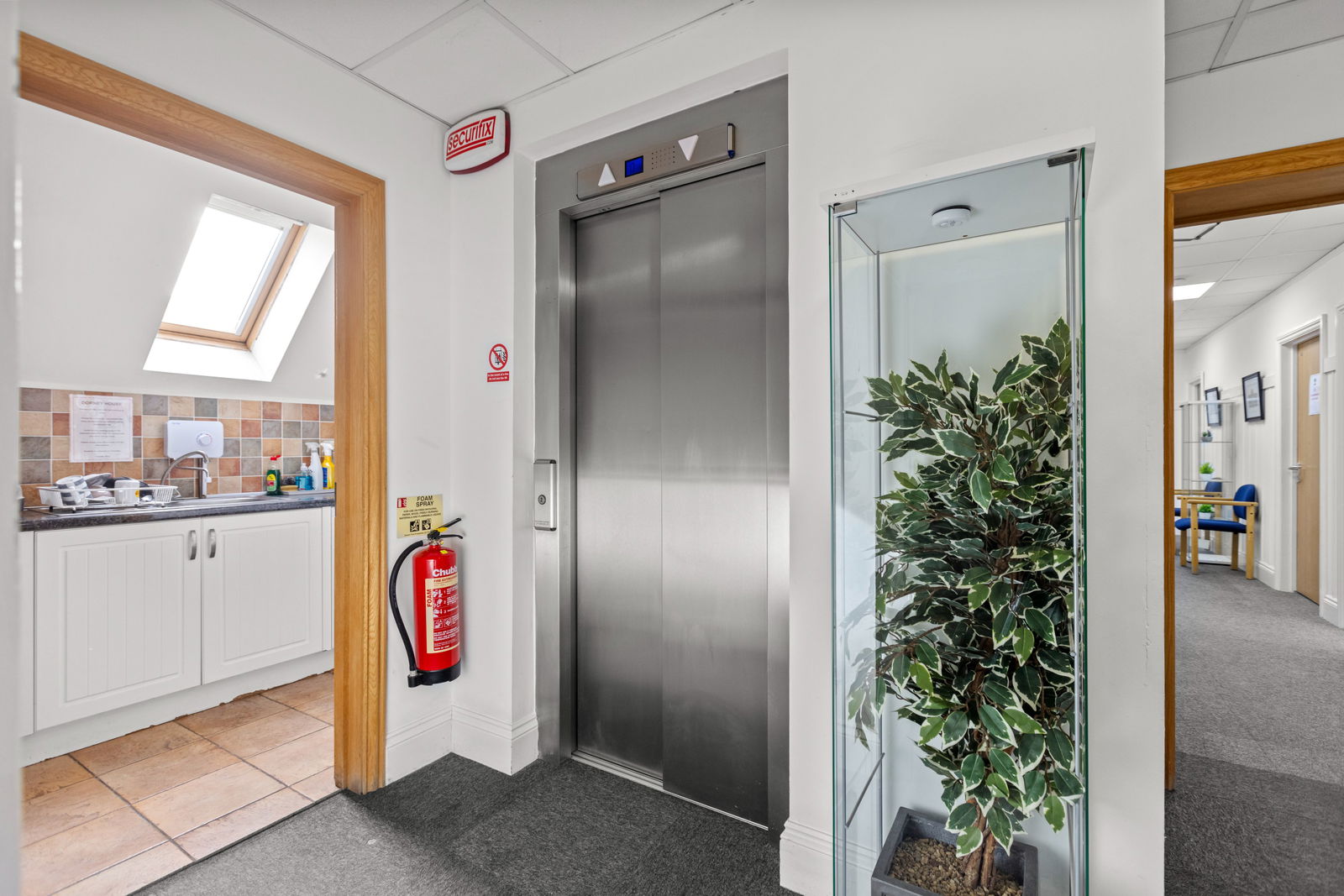 Commercial property to rent in High Street, Slough  - Property Image 13