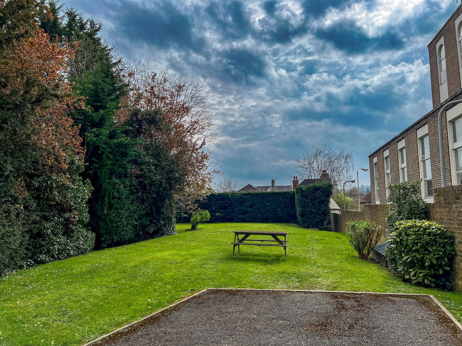 1 bed flat for sale in Station Road, Leatherhead, KT22  - Property Image 3