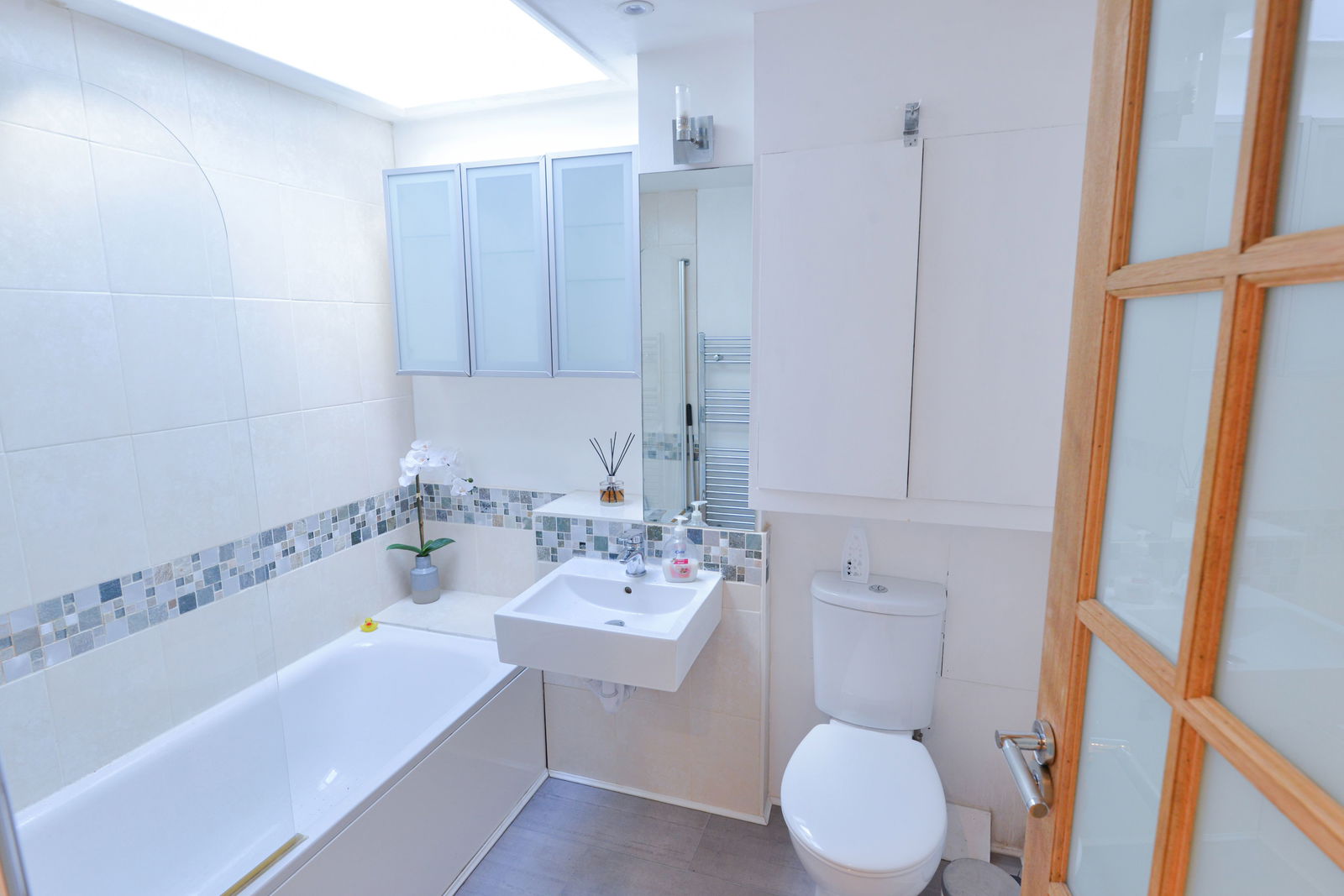 1 bed flat for sale in Station Road, Leatherhead, KT22  - Property Image 2