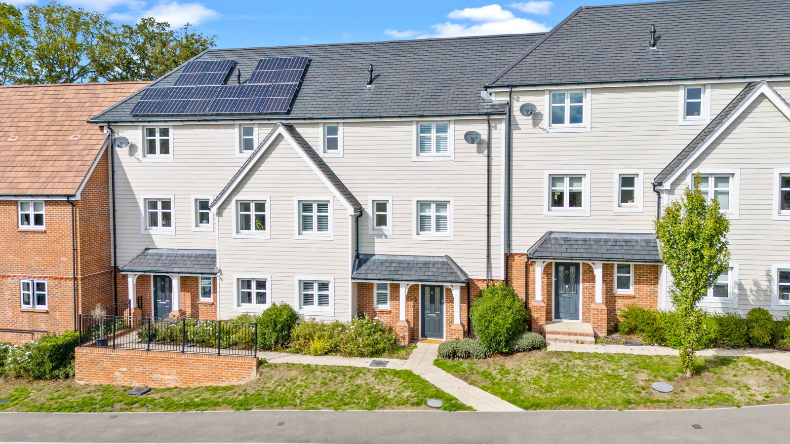 3 bed terraced house to rent in Consort Drive, Leatherhead, KT22  - Property Image 1