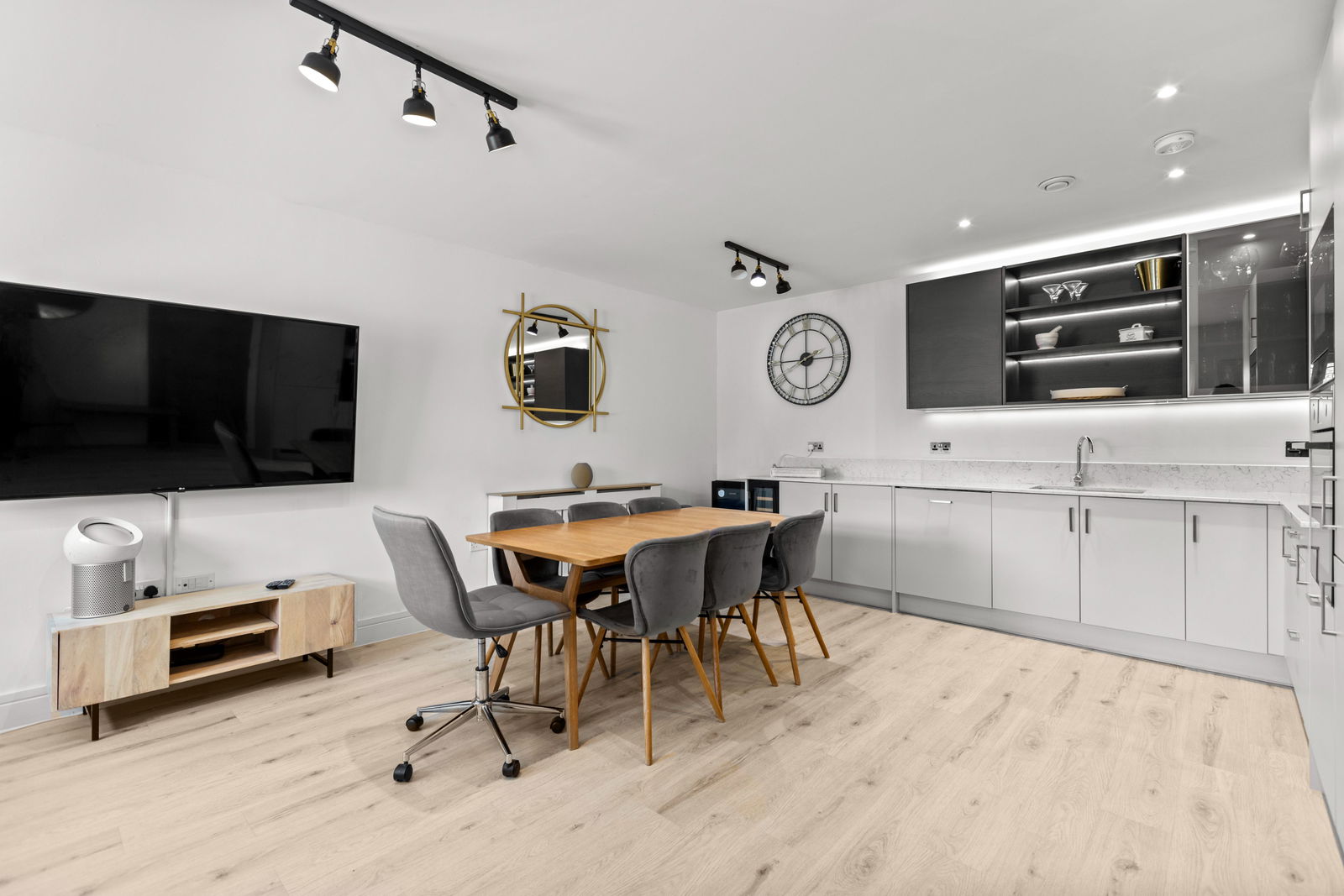 3 bed terraced house to rent in Consort Drive, Leatherhead, KT22  - Property Image 3