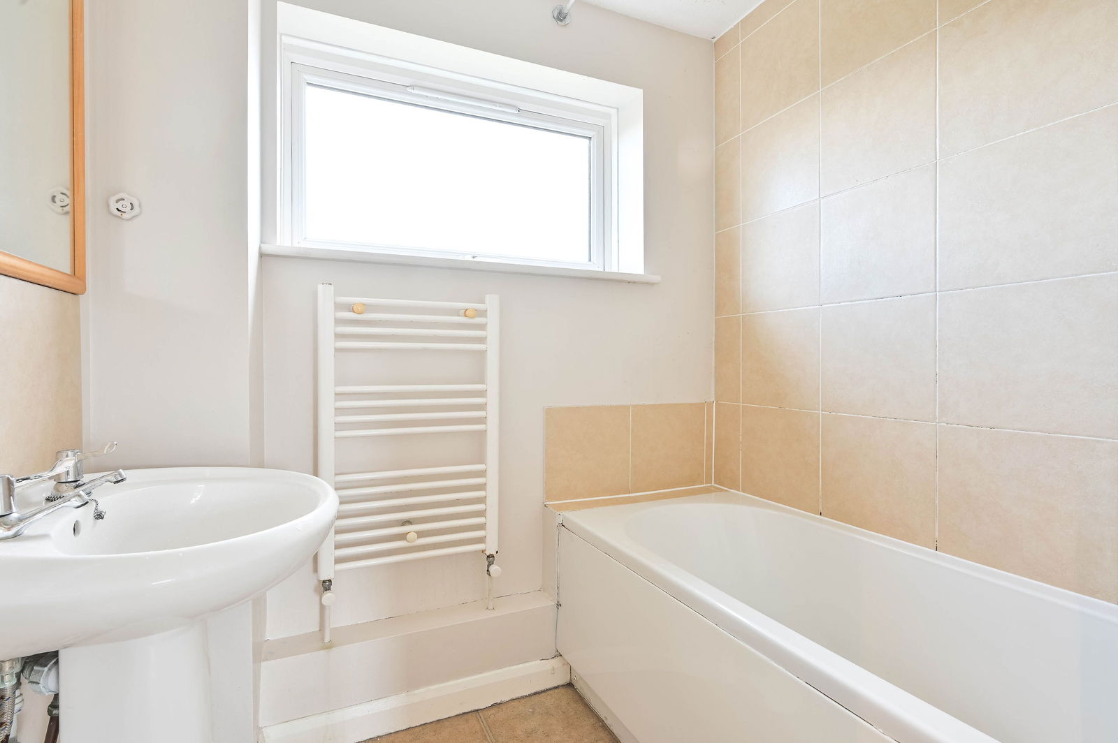 2 bed flat for sale in Windsor Close, Guildford, GU2  - Property Image 8