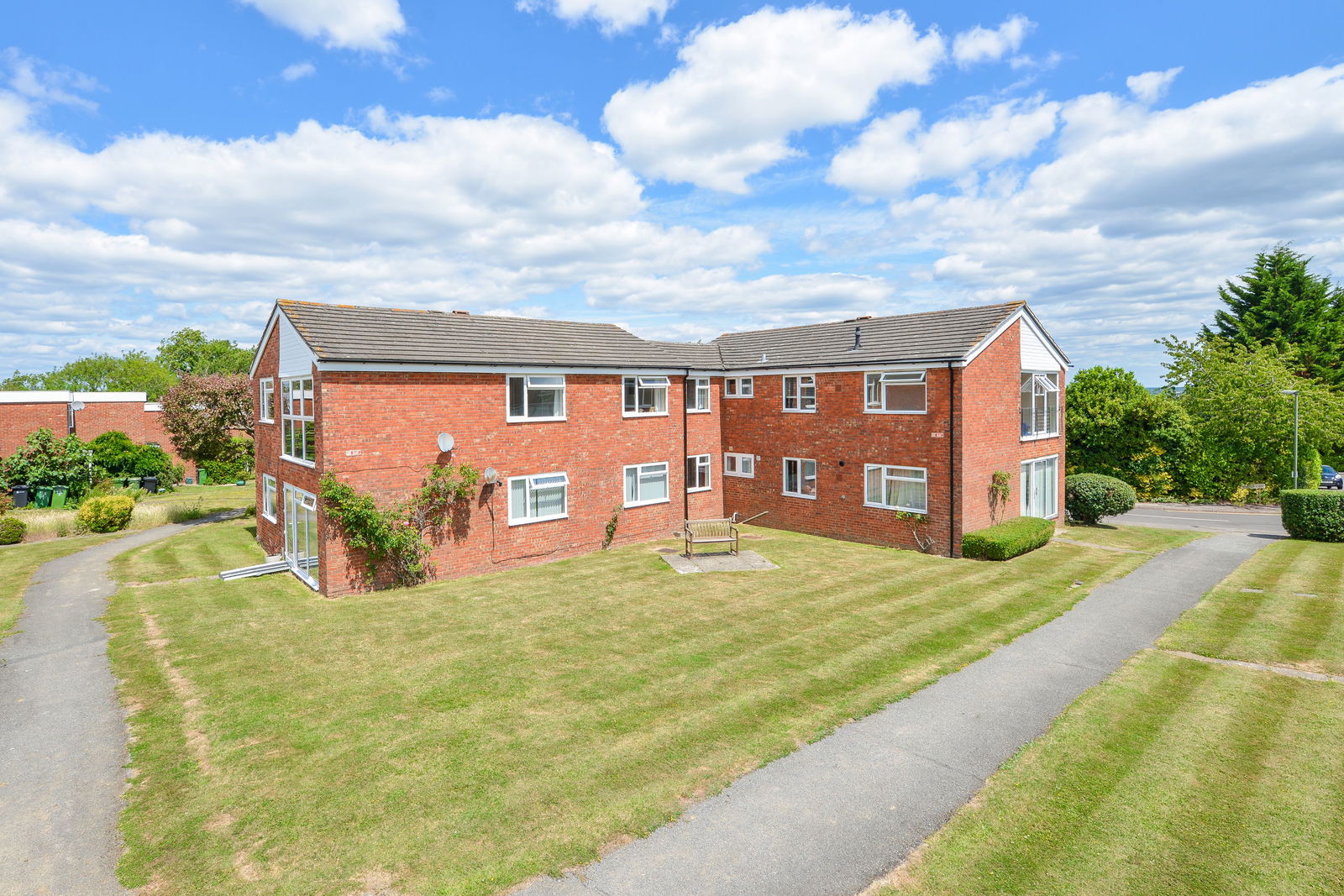 2 bed flat for sale in Windsor Close, Guildford, GU2  - Property Image 1