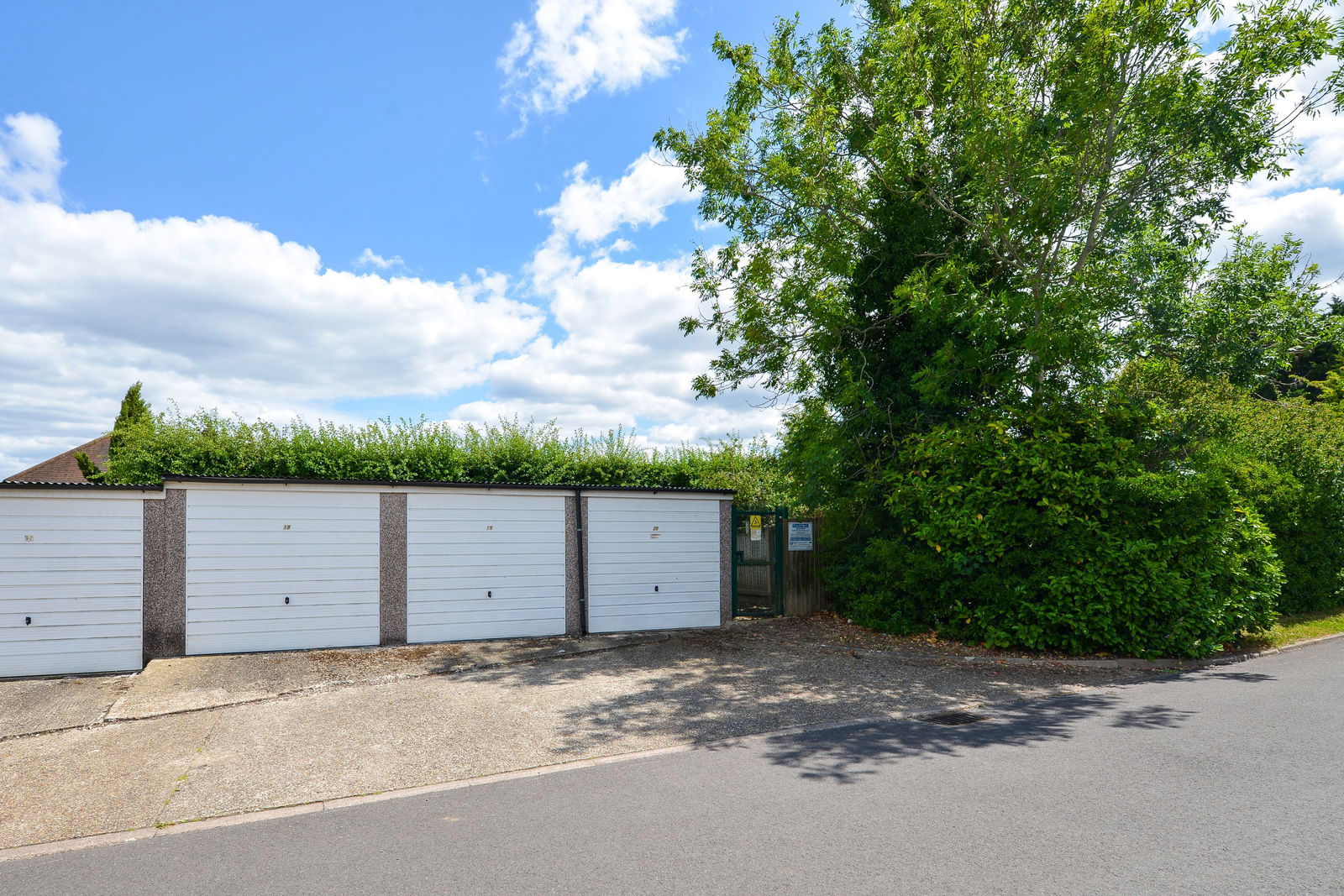 2 bed flat for sale in Windsor Close, Guildford, GU2  - Property Image 6