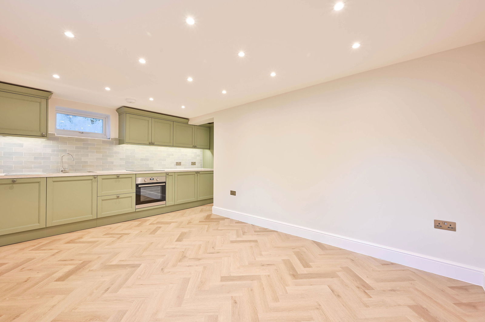 1 bed flat to rent in St. Andrews Road, Surbiton  - Property Image 2