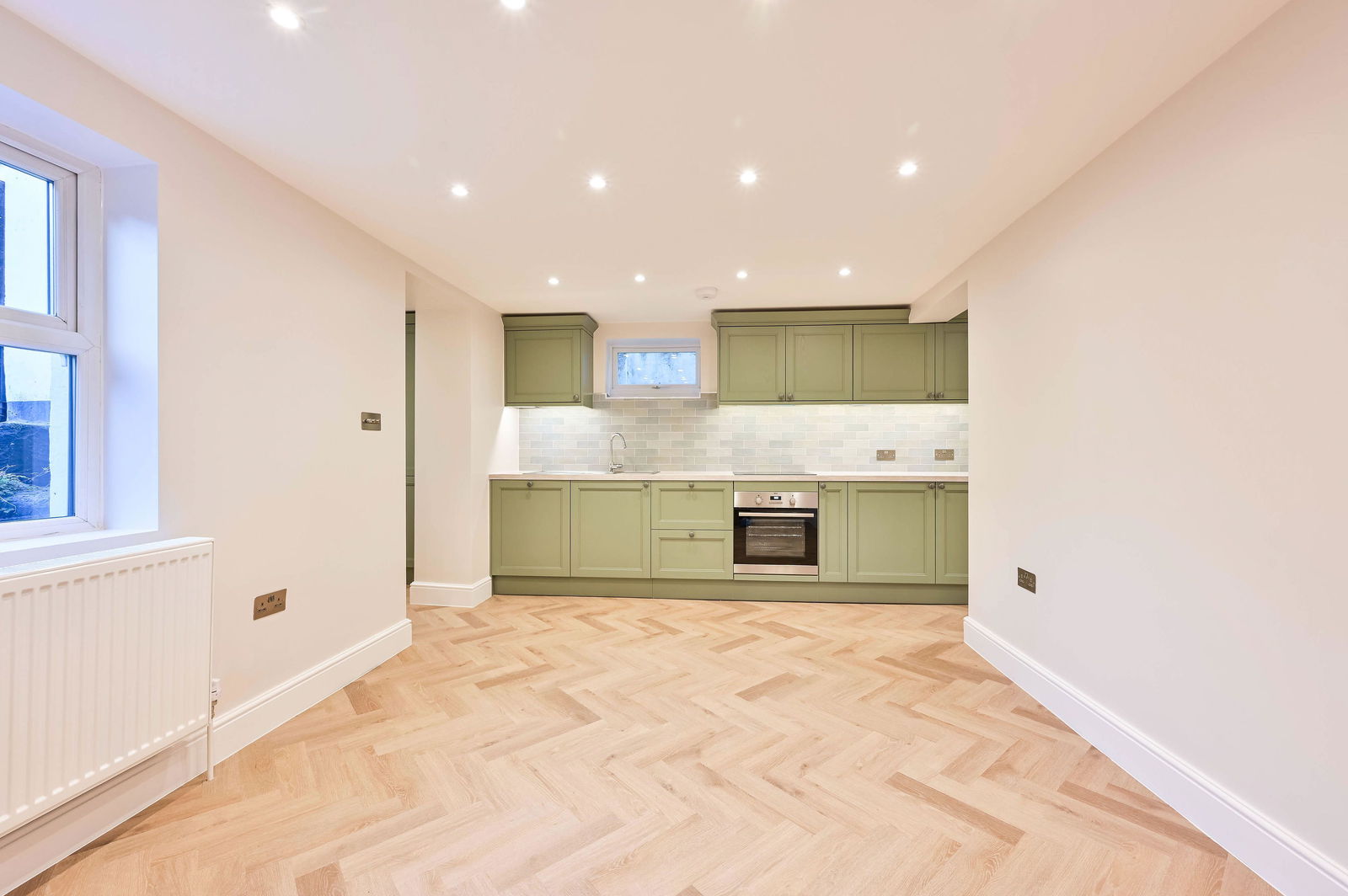 1 bed flat to rent in St. Andrews Road, Surbiton 2