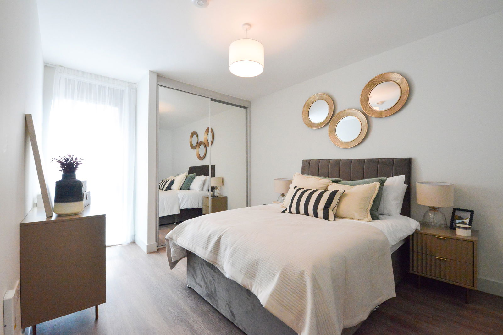 3 bed flat to rent in Randalls Way, Leatherhead 2