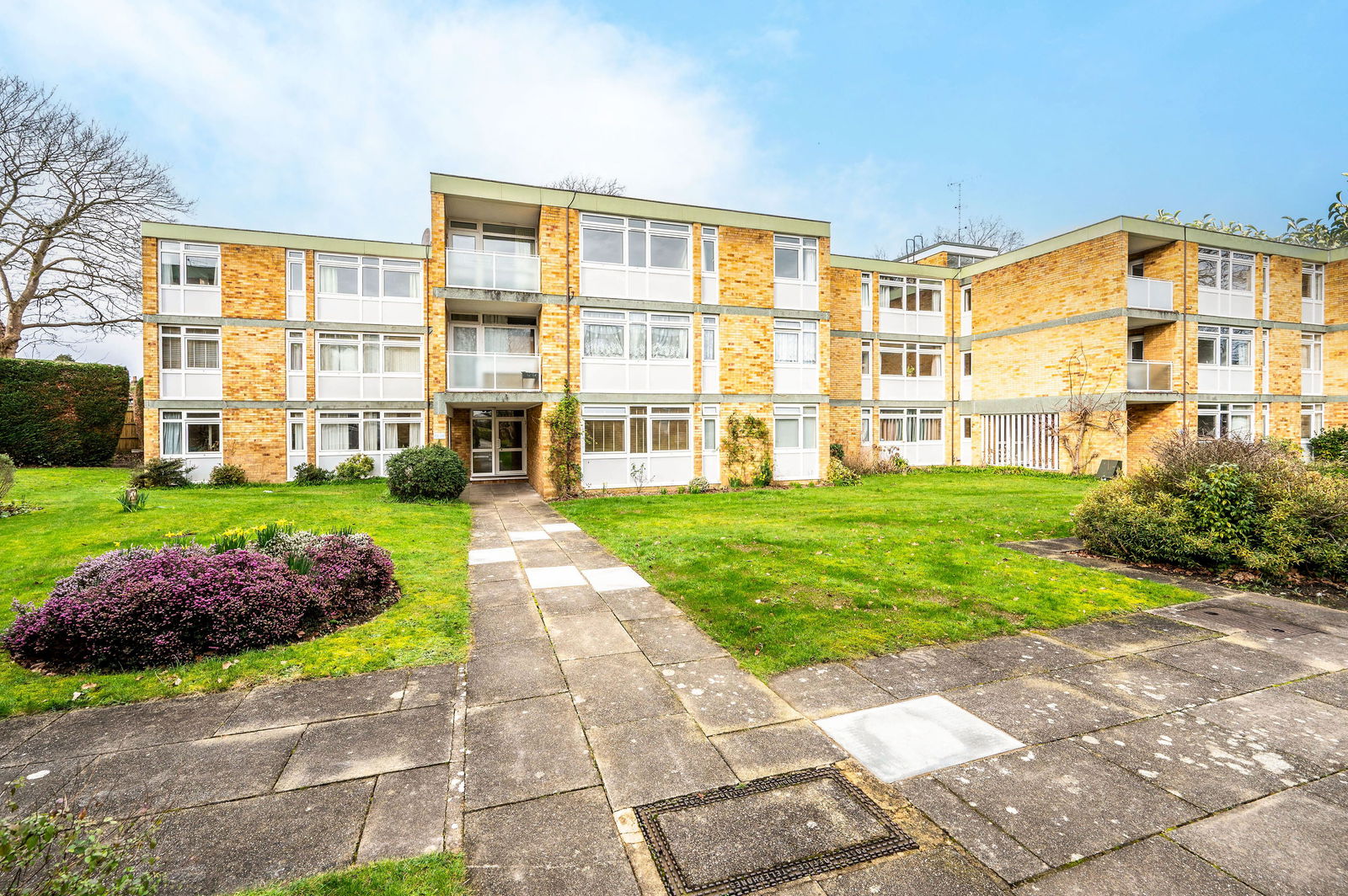 3 bed flat to rent in Chobham Road, Woking, GU21  - Property Image 1