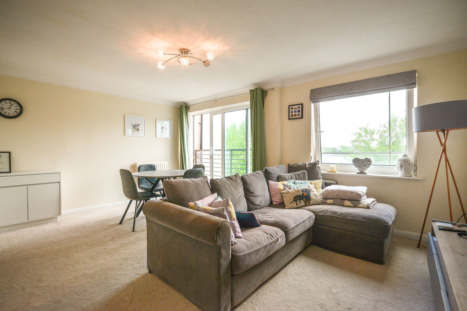 1 bed flat for sale in Buffers Lane, Leatherhead, KT22  - Property Image 2