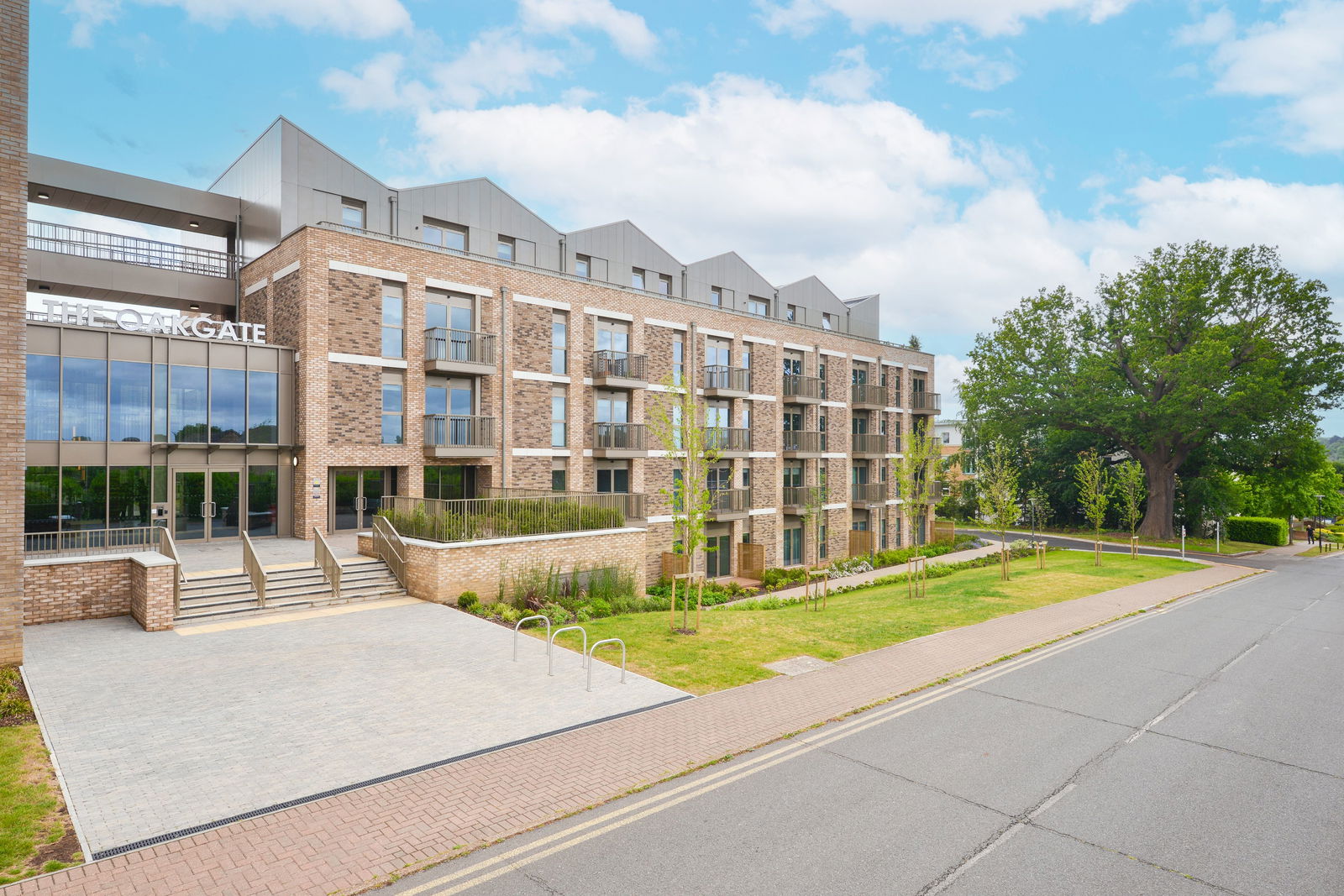 1 bed flat to rent in Randalls Way, Leatherhead, KT22 - Property Image 1