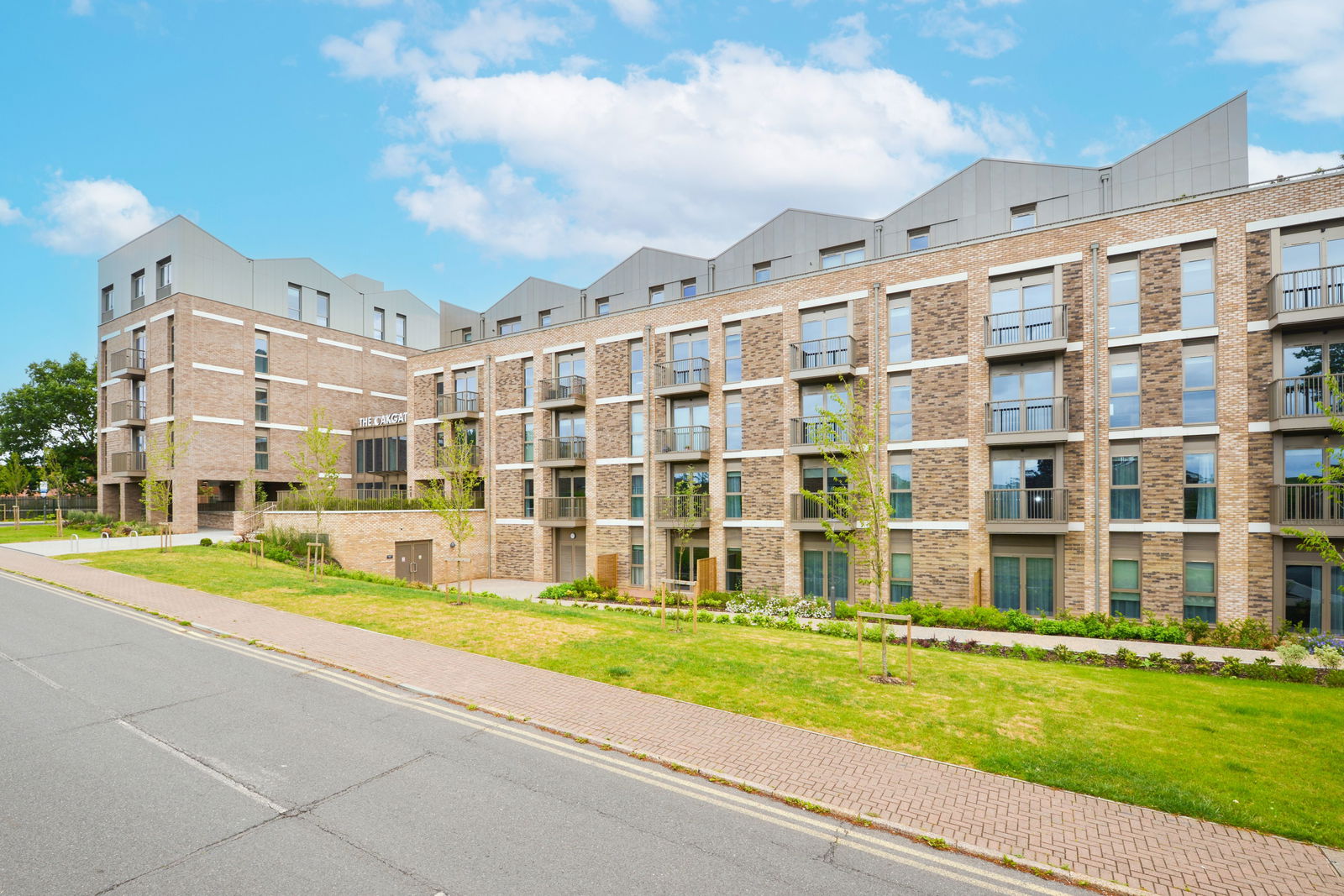 3 bed flat to rent in Randalls Way, Leatherhead, KT22  - Property Image 1