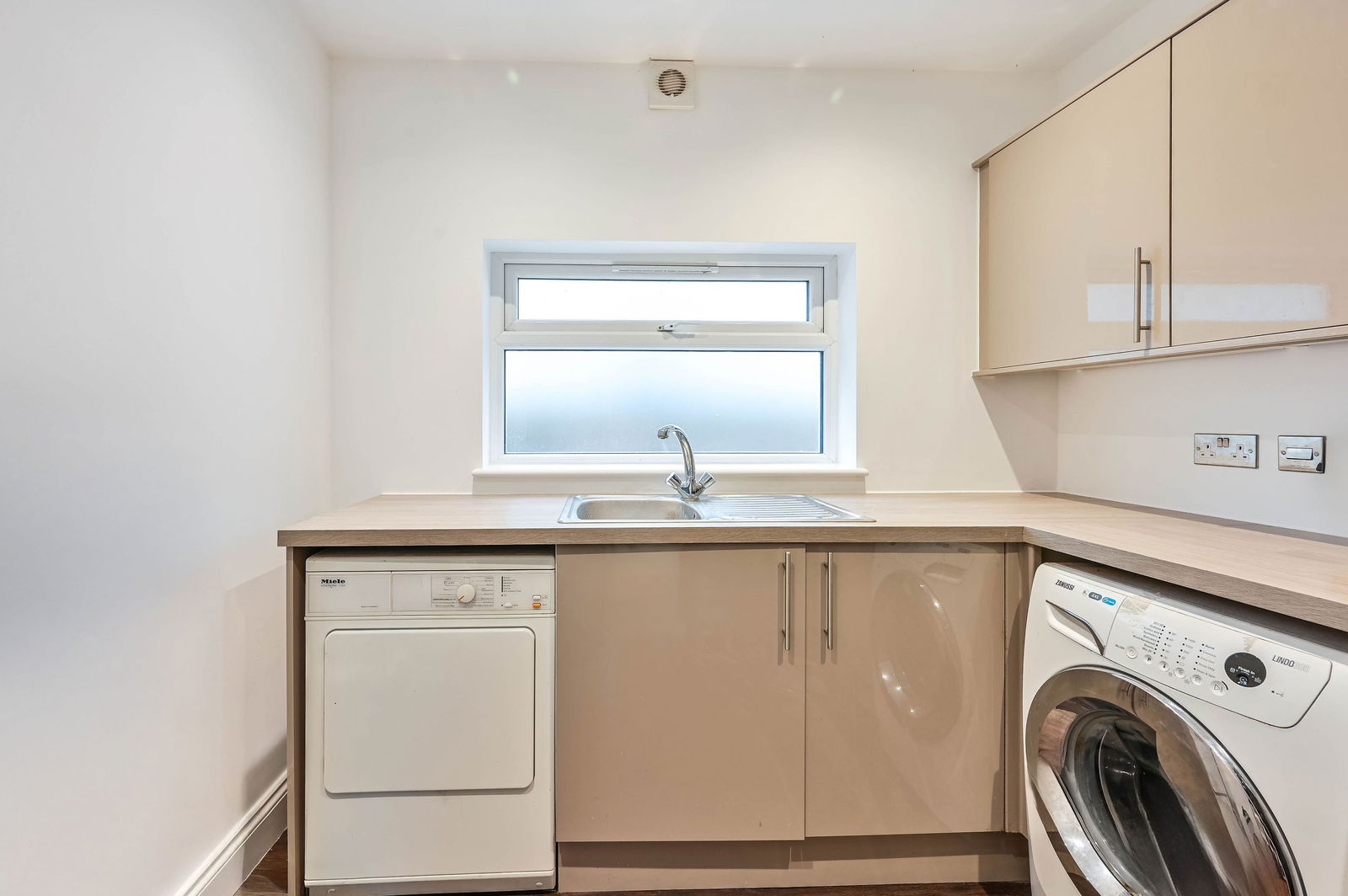 5 bed detached house for sale in Chiltern Drive, Surbiton  - Property Image 6