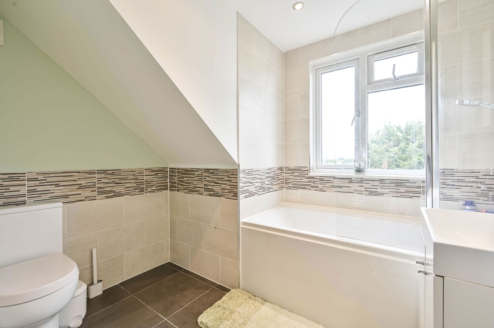 5 bed detached house for sale in Chiltern Drive, Surbiton  - Property Image 15