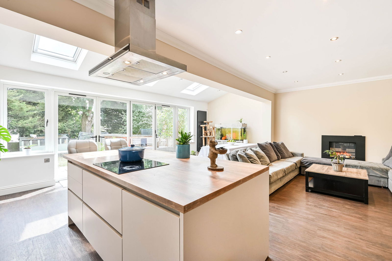5 bed detached house for sale in Chiltern Drive, Surbiton 1