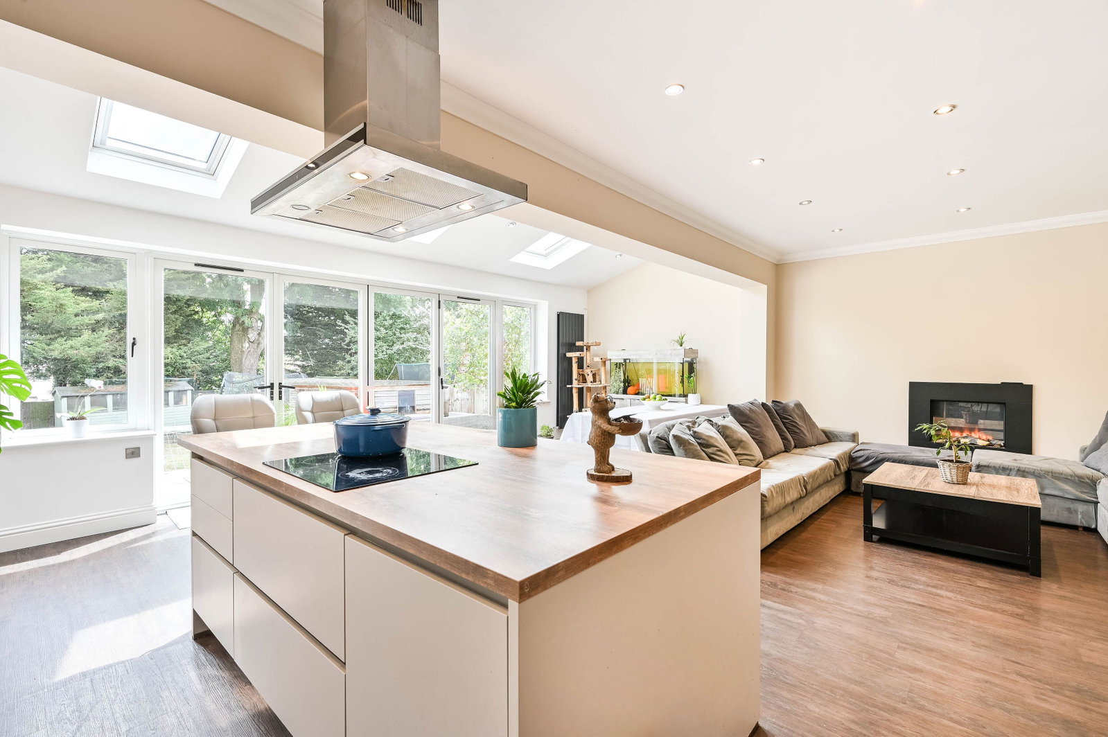 5 bed detached house for sale in Chiltern Drive, Surbiton, KT5 - Property Image 1