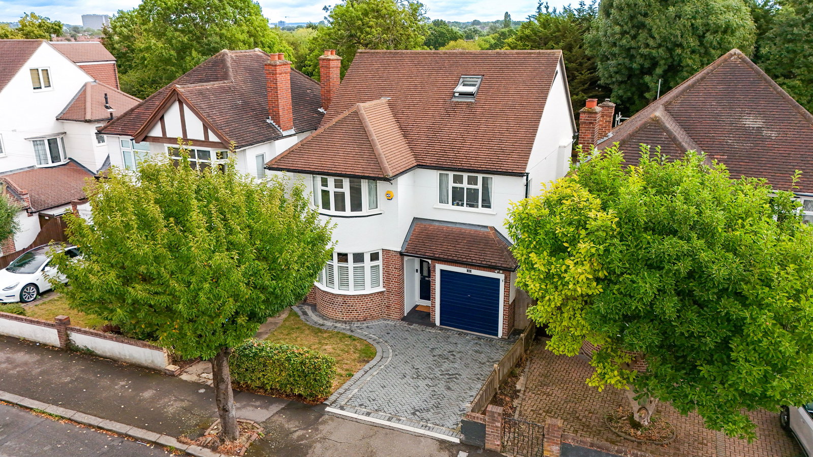 5 bed detached house for sale in Chiltern Drive, Surbiton, KT5 - Property Image 1