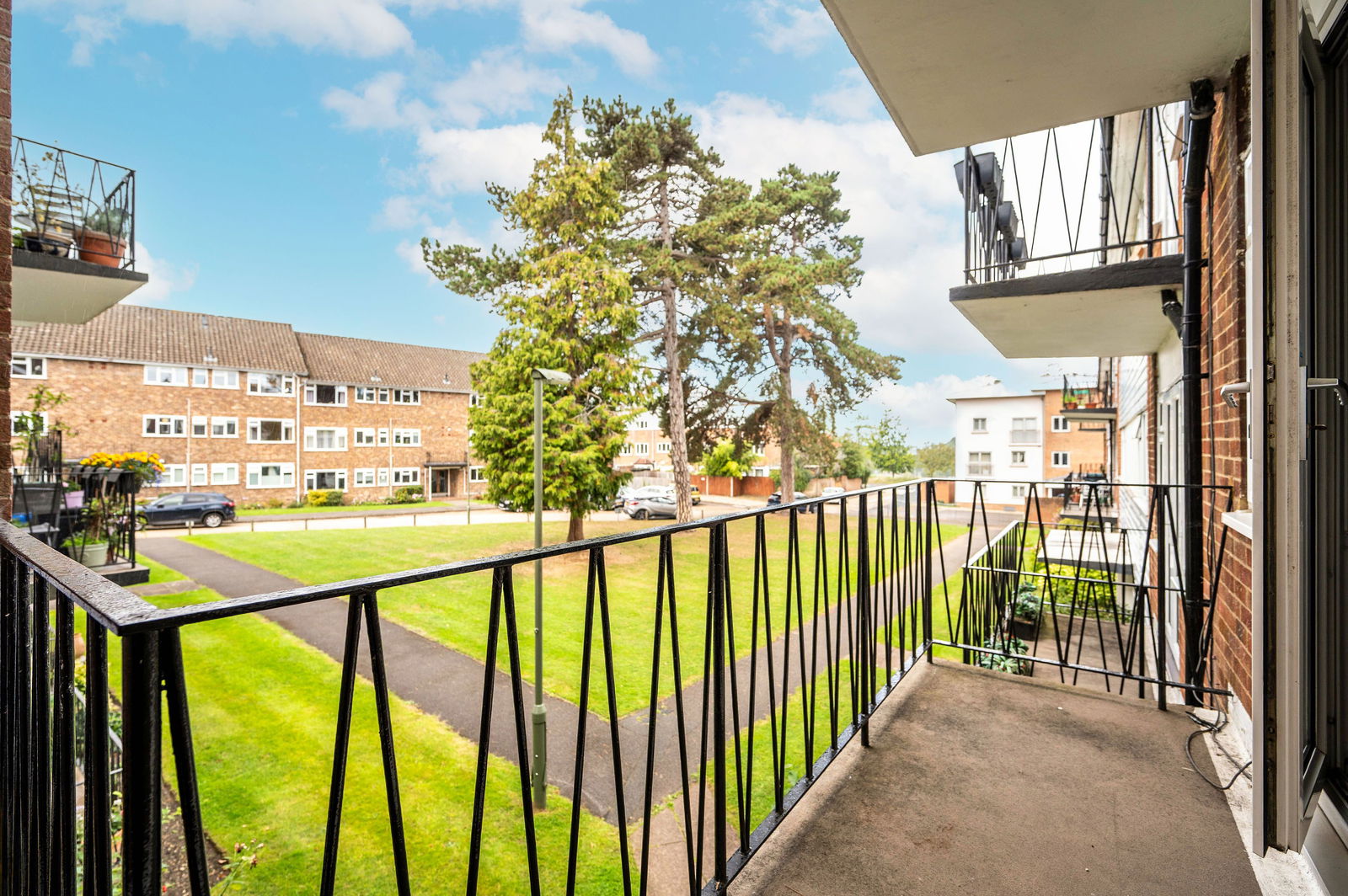 2 bed flat for sale in Lindfield Gardens, Guildford  - Property Image 2