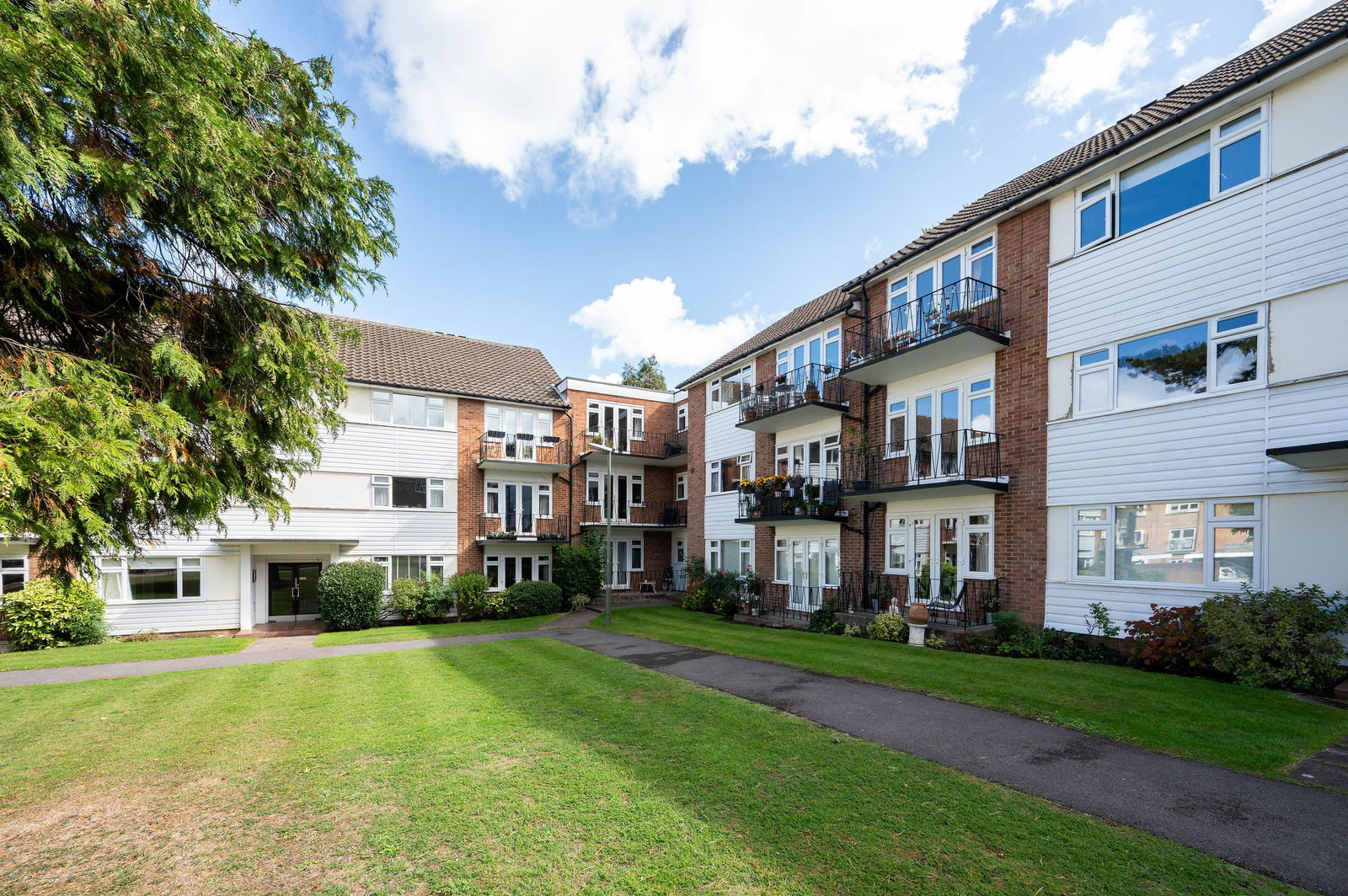 2 bed flat for sale in Lindfield Gardens, Guildford  - Property Image 1
