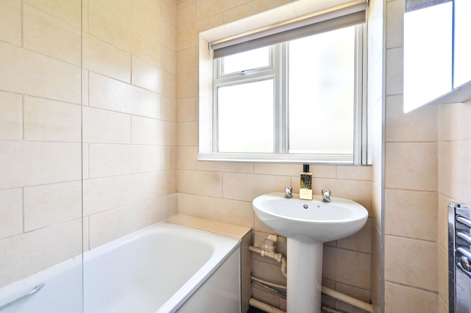 2 bed flat for sale in Lindfield Gardens, Guildford  - Property Image 9