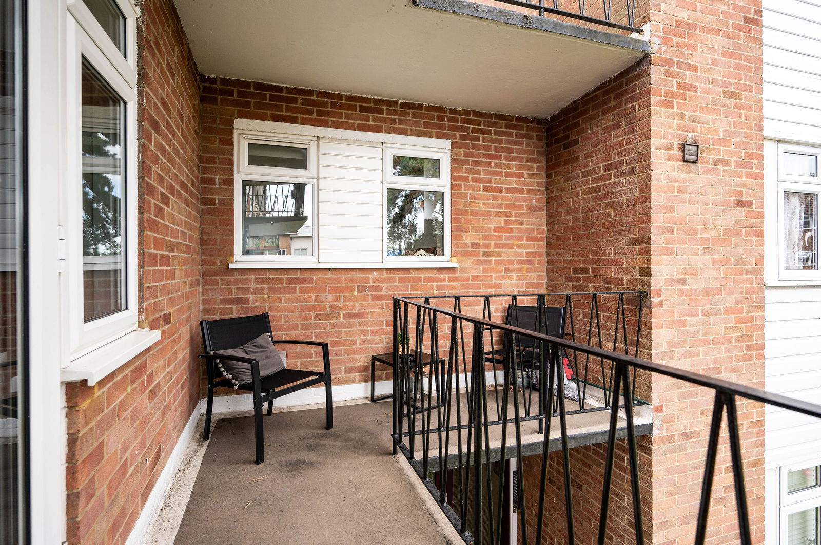 2 bed flat for sale in Lindfield Gardens, Guildford 4