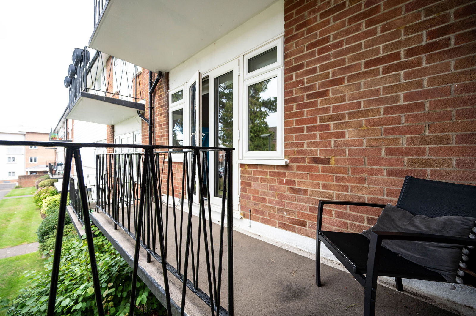 2 bed flat for sale in Lindfield Gardens, Guildford 9