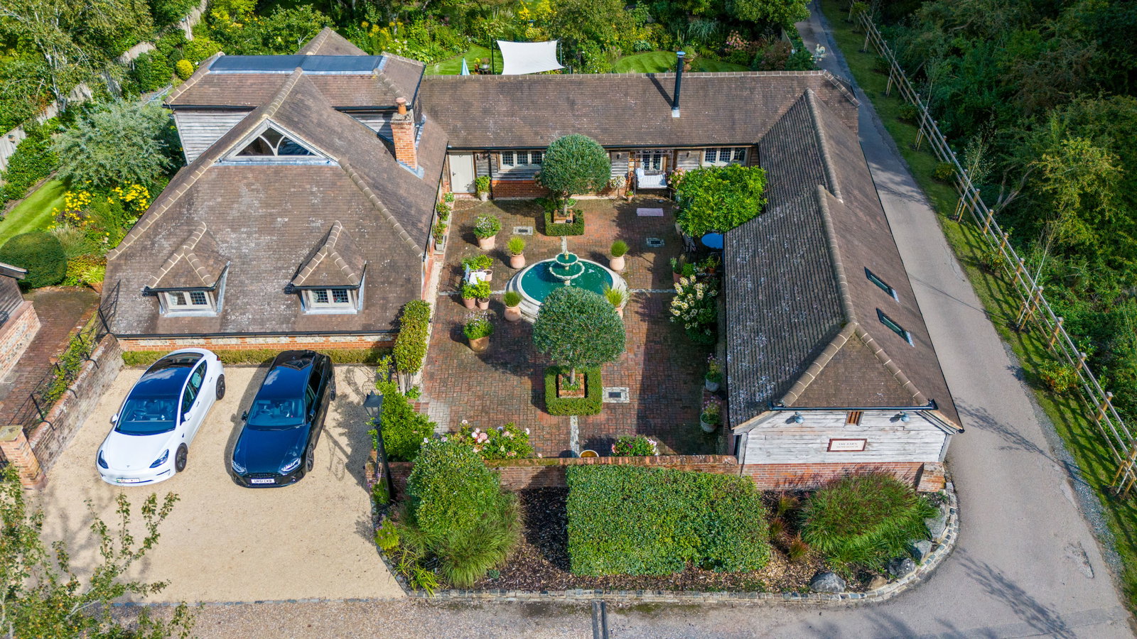 4 bed detached house for sale in Monkshatch, Off Down Lane, Guildford, GU3 1DL - Property Image 1