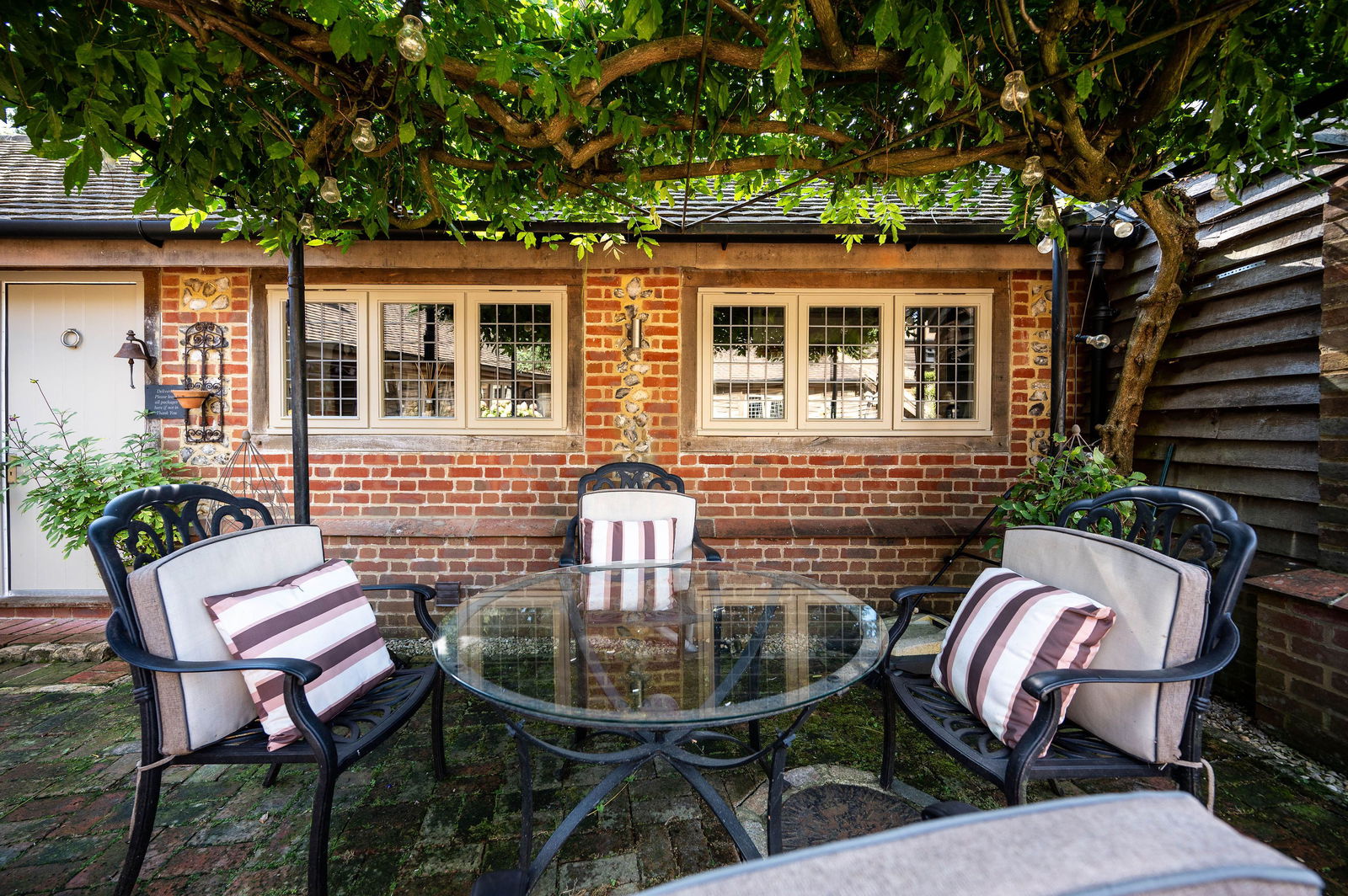 4 bed detached house for sale in The Barn, Monkshatch, Off Down Lane, Guildford, GU3 1DL  - Property Image 15