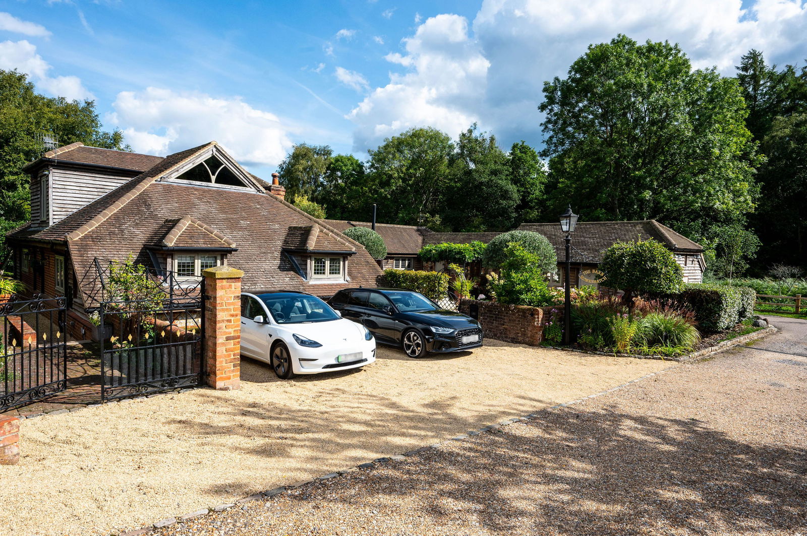 4 bed detached house for sale in The Barn, Monkshatch, Off Down Lane, Guildford, GU3 1DL  - Property Image 12